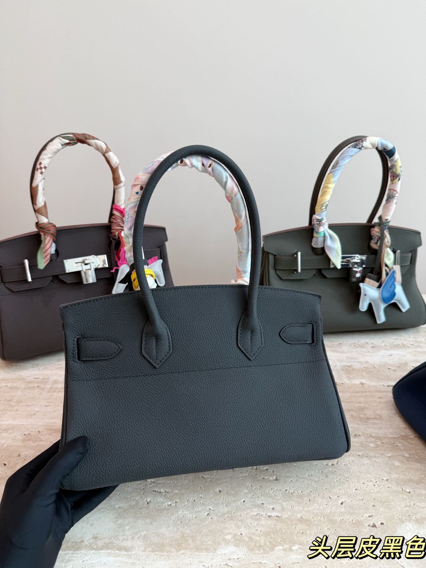 P330 爱马仕Birkin 30黑银手袋​​ 🖤这款Birkin 30黑银手袋，采用黑色Togo小牛皮+银色金属扣，简约大气超有质感✨。30cm容量刚好，通勤日常都能装。手柄缠丝巾，时髦又护手，细节满分！Birkin系列以精湛工艺和稀缺性著称，黑银配色低调高级，百搭不挑衣服，是爱马仕经典款，收藏和实用兼备💼。配盒子