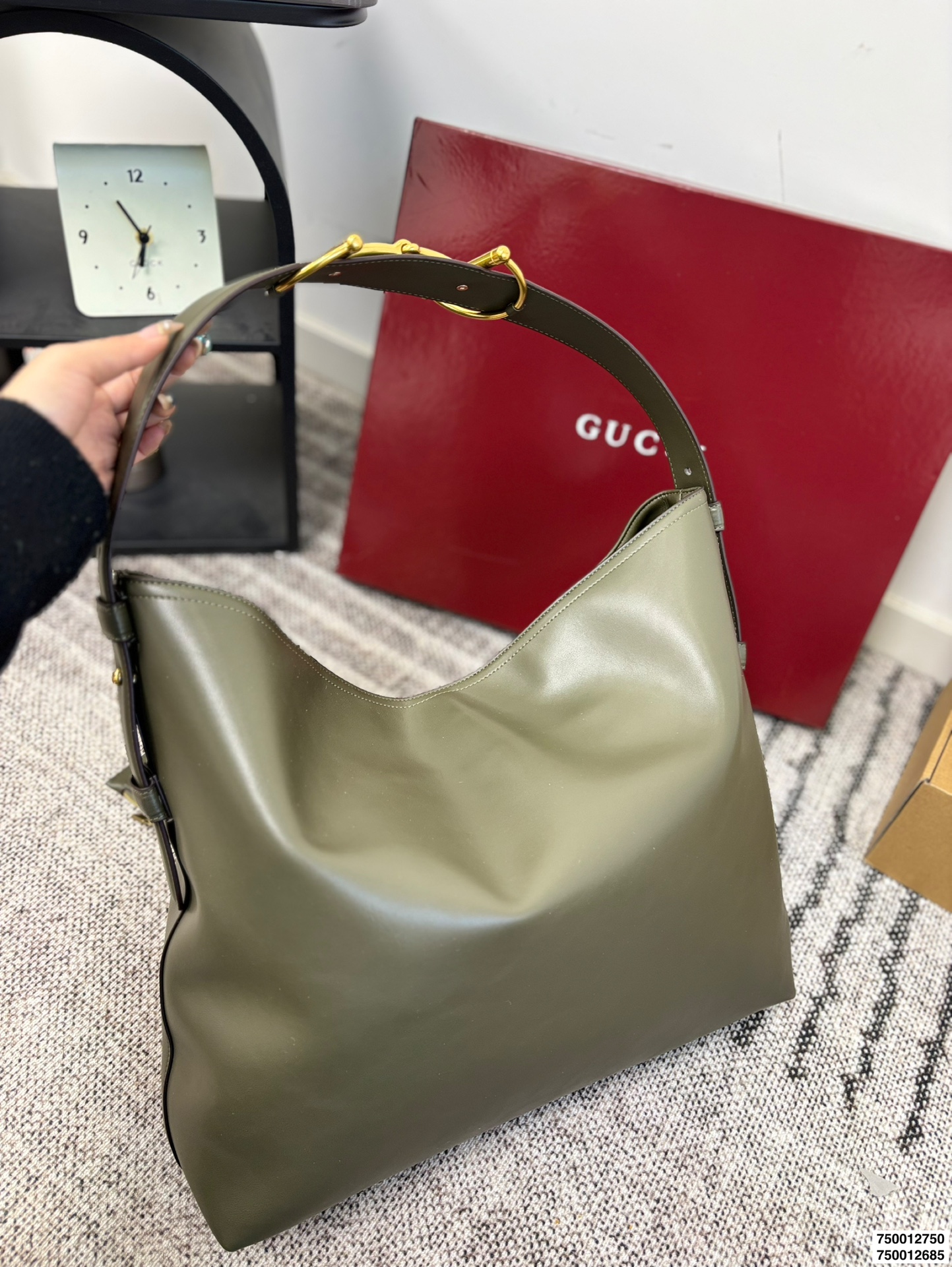 大号P190 小号P185 配盒子 酷奇Gucci Beatrix 【Gucci bestrix咖啡棕 轻享随行】✨ ▪️ 一抹浓郁咖啡色 沉淀时光的温柔 搭配秋冬焦糖系穿搭 自带高级滤镜 举手投足皆是质感 ▪️ 超轻量设计 重量仅如一部手机 肩颈自在无负担 通勤赶车步履生风 逛街出游轻如 尺寸大39 36 小34.5 28