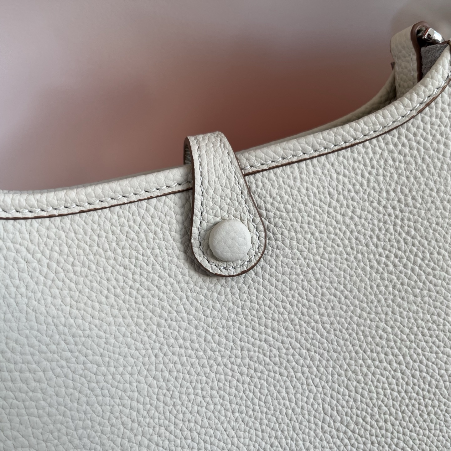 定制版16厘米💰190包邮‼️配盒 一年四季都能背的包包，推荐mini伊芙琳 伊芙琳真的很基础很百搭 特别是经典色怎么背都不会出错，每当我不知道背什么包的时候，mini伊芙琳永远是我的首选！ 尺寸：16&times;16.5&times;8cm