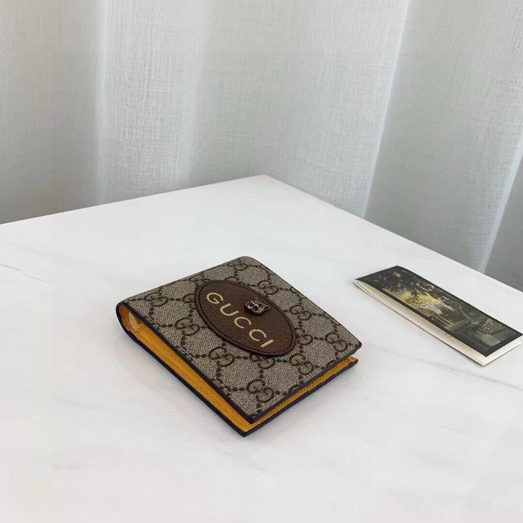 📢📢📢p85 爆款GUcci以GG Supreme高级人造帆布打造的复古风格小皮件系列，椭圆形皮革标牌饰有金属猫科动物头像，是品牌近期大热的标志性元素。以黄色皮革装点全拉链钱包的内里。 款号473954 材质：PVC配皮 颜色：咖配黄 尺寸：11*10*1.5💥