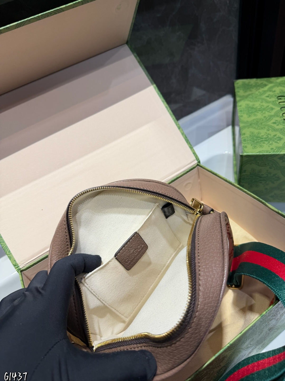 ❤️p130（礼盒包装）❤️ gucc！酷奇 今年圆形包比较多，考虑到容量的话老花家圆饼包是个不错的选择哦，可以说内外兼修啦圆饼包颜值高实用性真的不赖的尺寸20.6.20