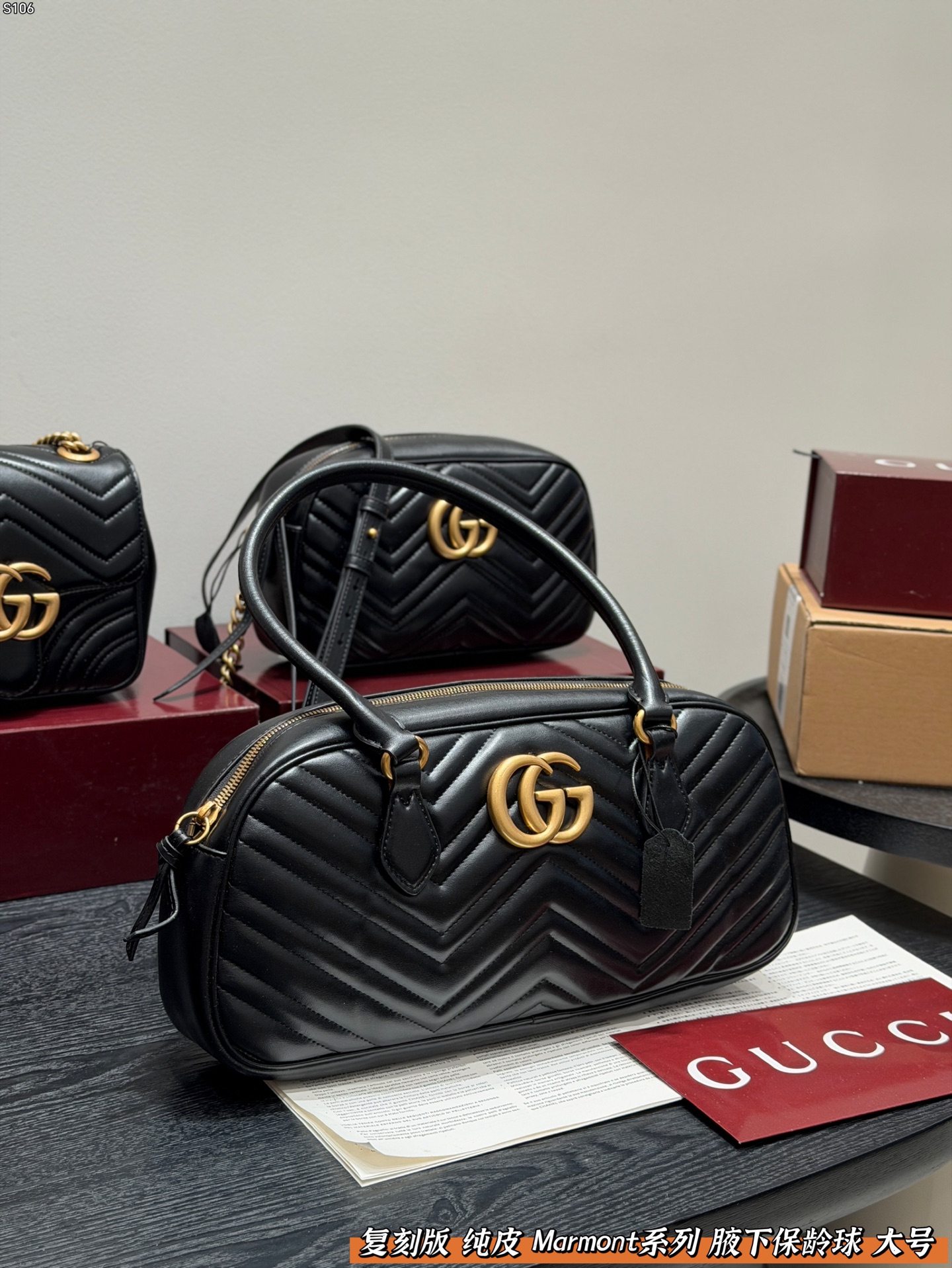 P150 礼盒包装🎁 复刻版 纯皮！ Gucci GG Marmont保龄球包腋下马蒙包，黑色波浪纹绗缝皮革+金色双G标志，简约又超有辨识度。 手提or腋下背都OK，通勤，出街都很百搭!皮革柔软耐用，容量刚好，日常用品轻松装下。 尺寸 大号35*16cm