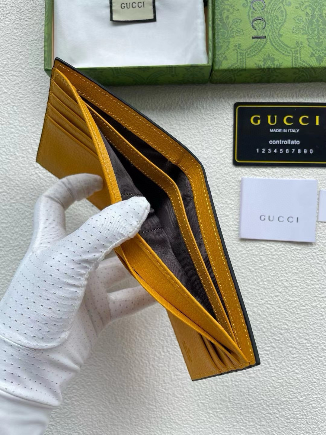 📢📢📢p85 爆款GUcci以GG Supreme高级人造帆布打造的复古风格小皮件系列，椭圆形皮革标牌饰有金属猫科动物头像，是品牌近期大热的标志性元素。以黄色皮革装点全拉链钱包的内里。 款号473954 材质：PVC配皮 颜色：咖配黄 尺寸：11*10*1.5💥