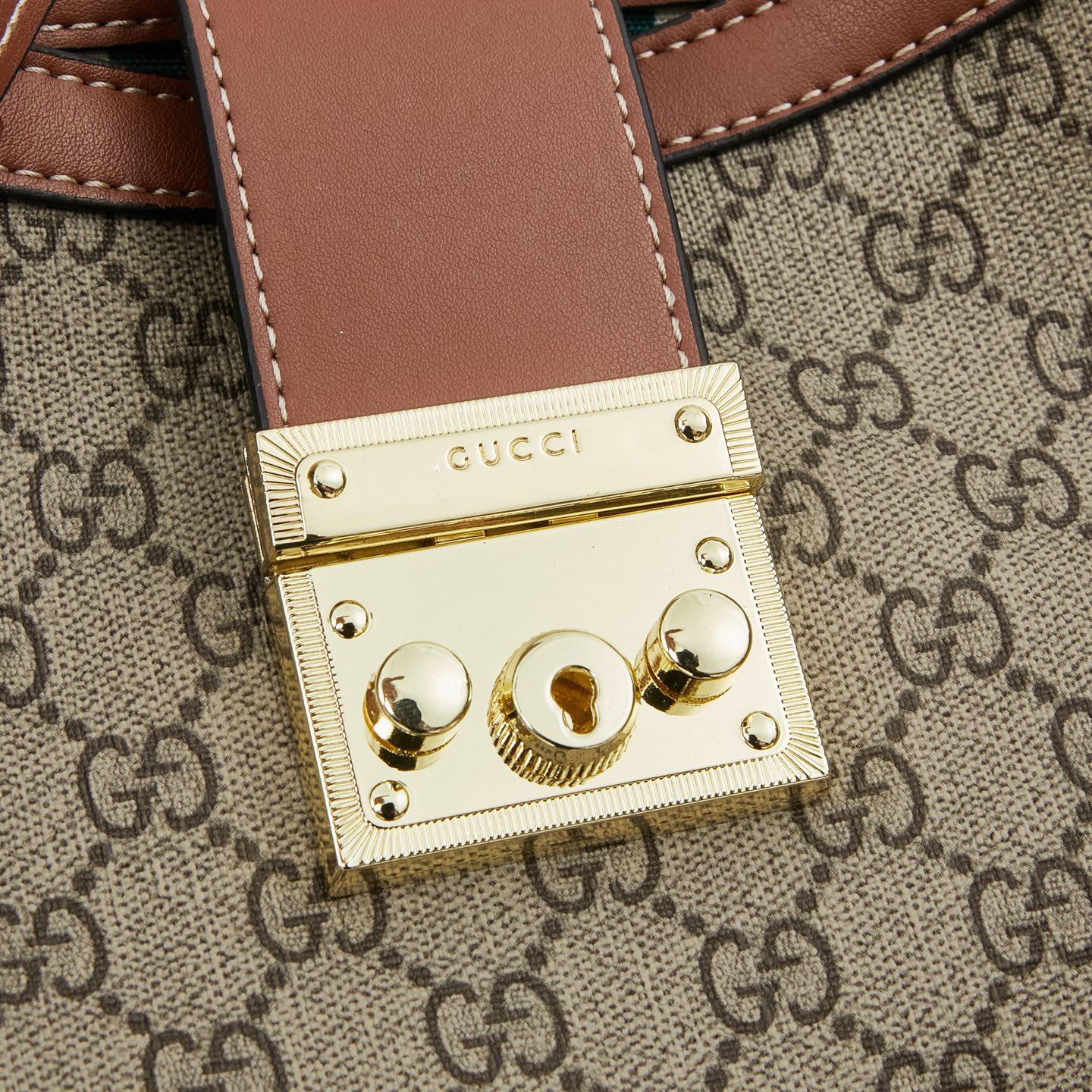 🌟新款上新💰208包邮❗ 🔥2025春夏系列精彩呈献手袋新作！Padlock系列推出多款背携方式多样的时尚包款，为2025早秋系列增色添彩。这款肩背包设有一个带拉链袋的中间隔层，配以织带衬里，让人不禁联想起品牌标志性图案。独家专业十年打造专柜顶级品质👏👏 型号🌟839021棕色 尺寸🌟宽29x高23.5x测宽15.5cm