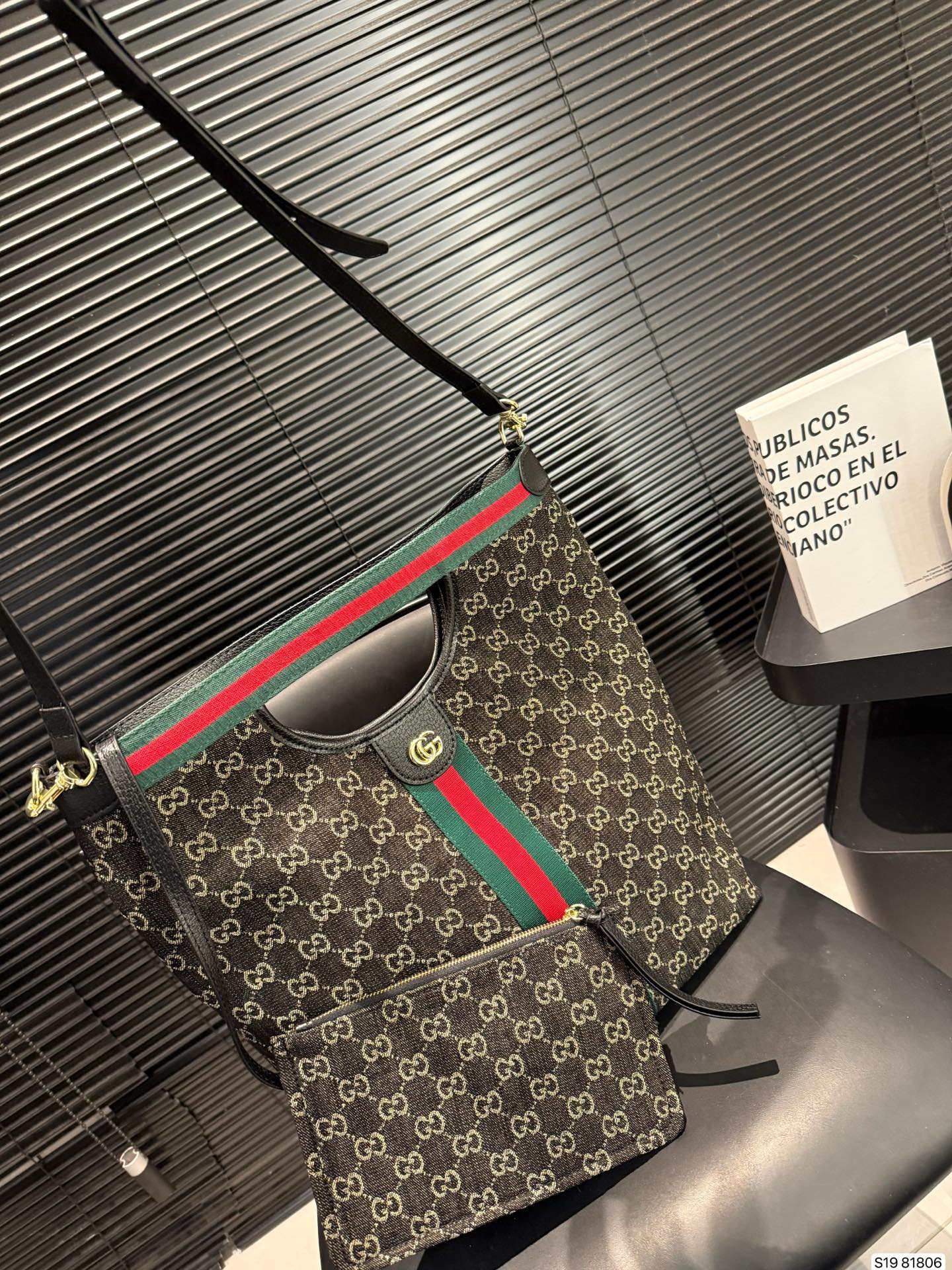 P145 酷奇 闭眼都能入手的包包| 托特包 可手提可单肩 真的是闭着眼都能冲的款式！ 尺寸：30 39 货号81806