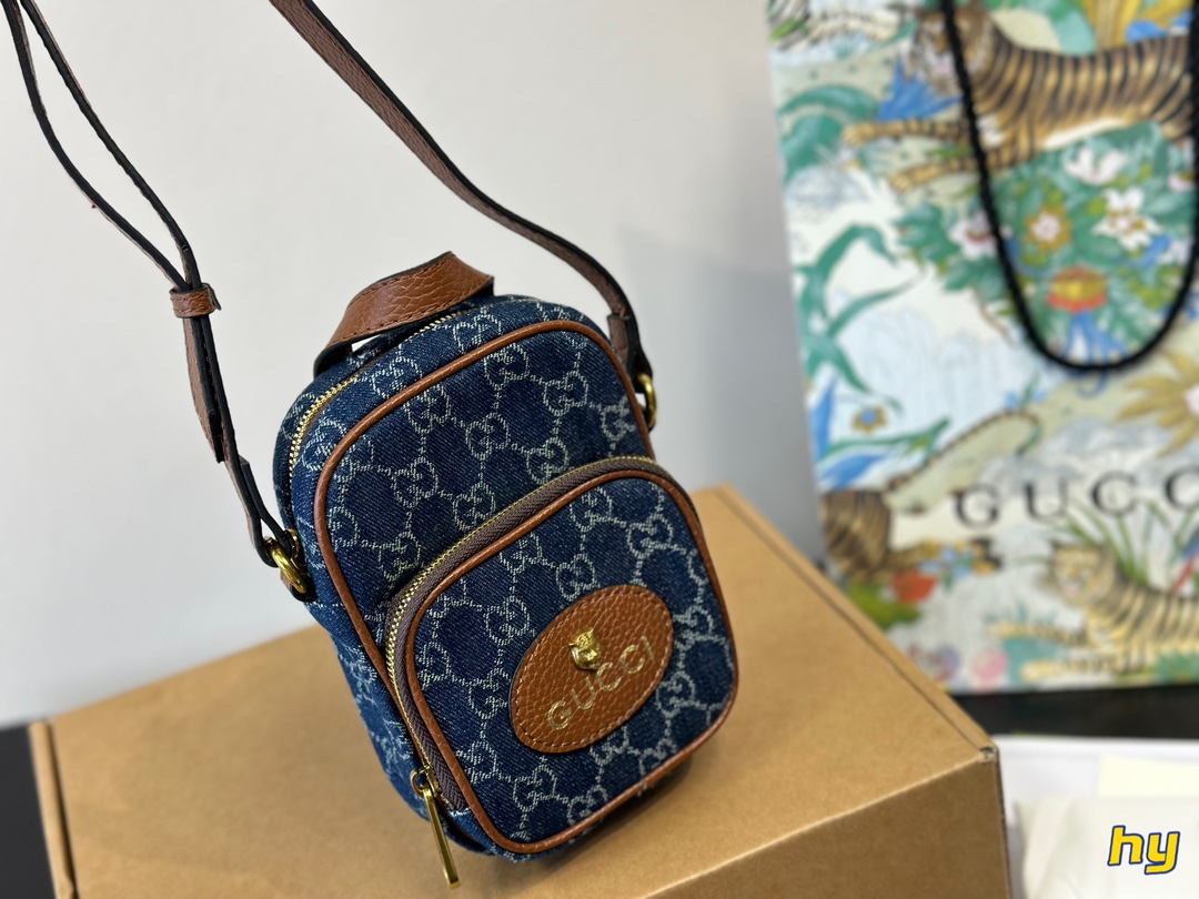 &yen;145全套包装 报告！GUCCI虎头手机包真是太太太可爱了吧 怎么能拒绝x这么一只可可爱爱的小包包呢 GUCCI新出的虎头手机包真是一眼就爱上延续经典的虎头系列 搭配柠檬黄的手柄真的要太夏天老花配色也永远不会过时 最主要性价比真的不要太高！别看是一只手机包容量非常乐观我手机是iphone11promax完全可以装入还有多的空间放纸巾 钥匙等 虽然是男包 女生也完全可以驾驭 推荐推荐！12*18cm