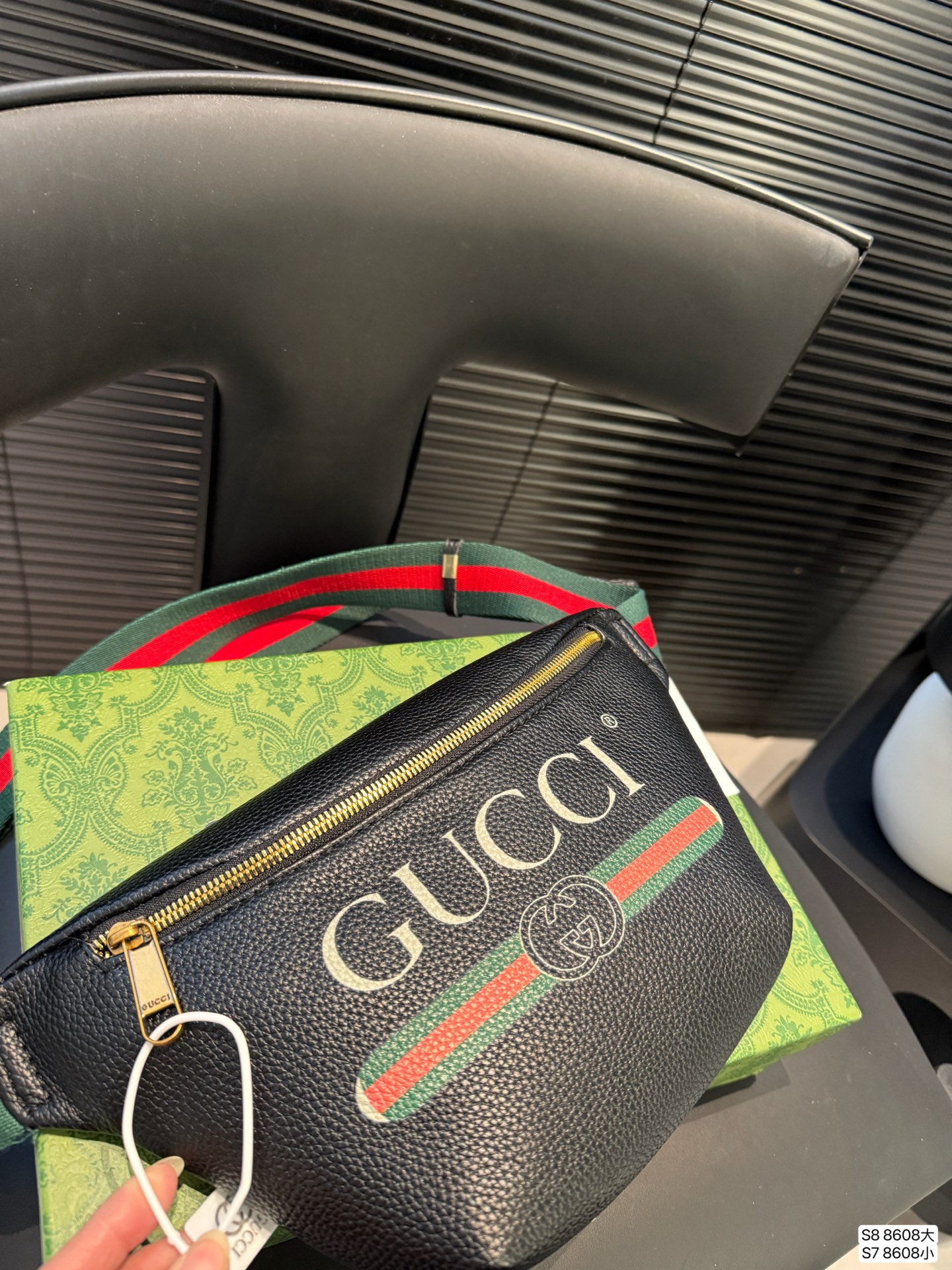 大号P90 小号P85 酷奇胸包 今年腰包胸包真的超级火 hot到不行的腰包|经典大牌明星同款 胸包重回时尚圈也不是一天两天的事情了，但没想到的是竟然越来越火 胸包不仅仅只是满足功能性的需求 更是为你的时髦度添砖加瓦 要说胸包最大的优点就是解放双手 把它挂在胸前百搭无压力 超多时髦的人都用它来凹造型了尺寸：大号38 23 小号31 17 货号8608