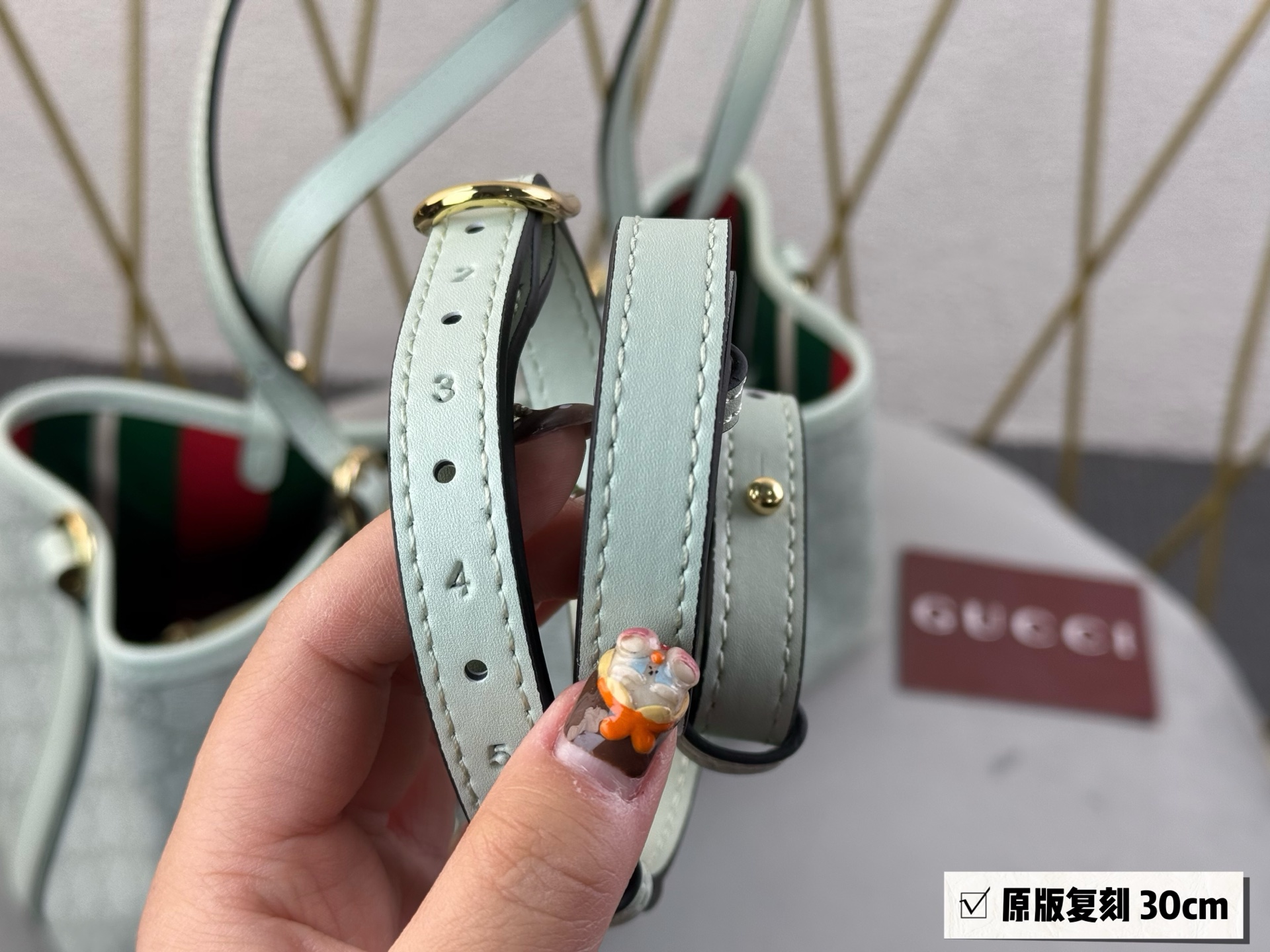 💰185无盒 挂件➕40 size：30*18cm GG新款 Emblem水桶包 我愿称之为年度包王 轻便能装好看又好搭！ 谁能不爱这个Emblem小水桶 ！