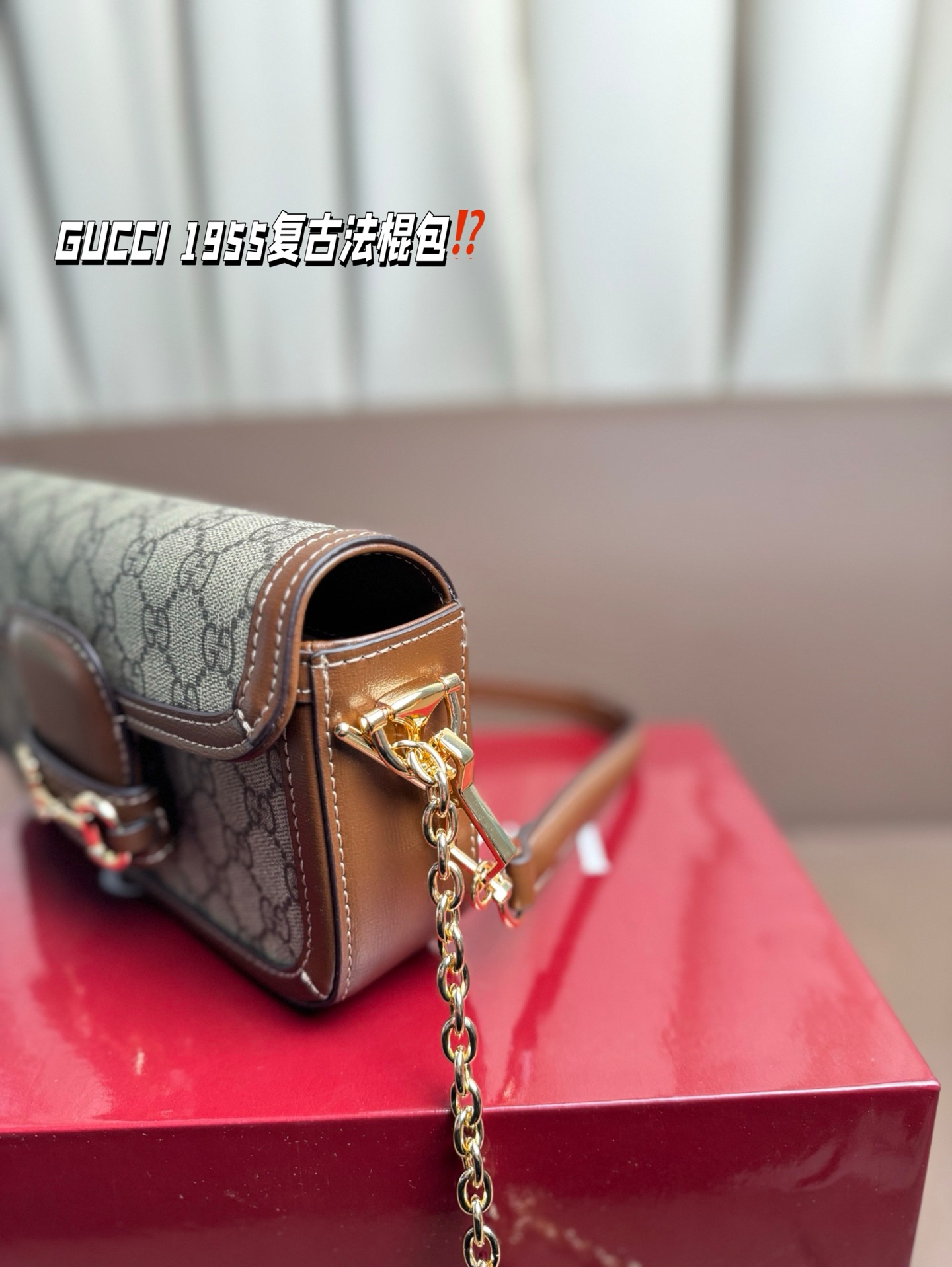 P190 GUCCI 1955复古法棍包。 GUCCI 1955家族又新填一位新成员在原有的经典马鞍包设计上等比例缩小定型包工艺显得更加小巧精致 配了一根超美的双Glogo金色链条尽显复古摩登之美 尺寸23*13