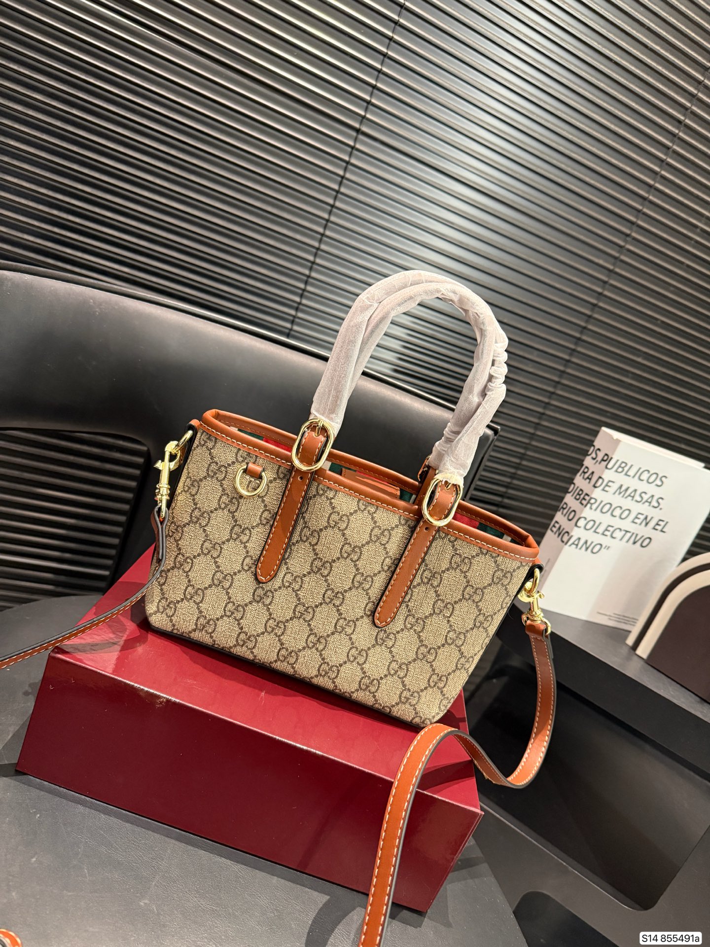 P120 配盒子酷奇 Gucci新出的小可爱! gucci mini Emblem 自带一个长肩带还可以斜挎手拎起来也好可爱! 尺寸20 14 货号855491