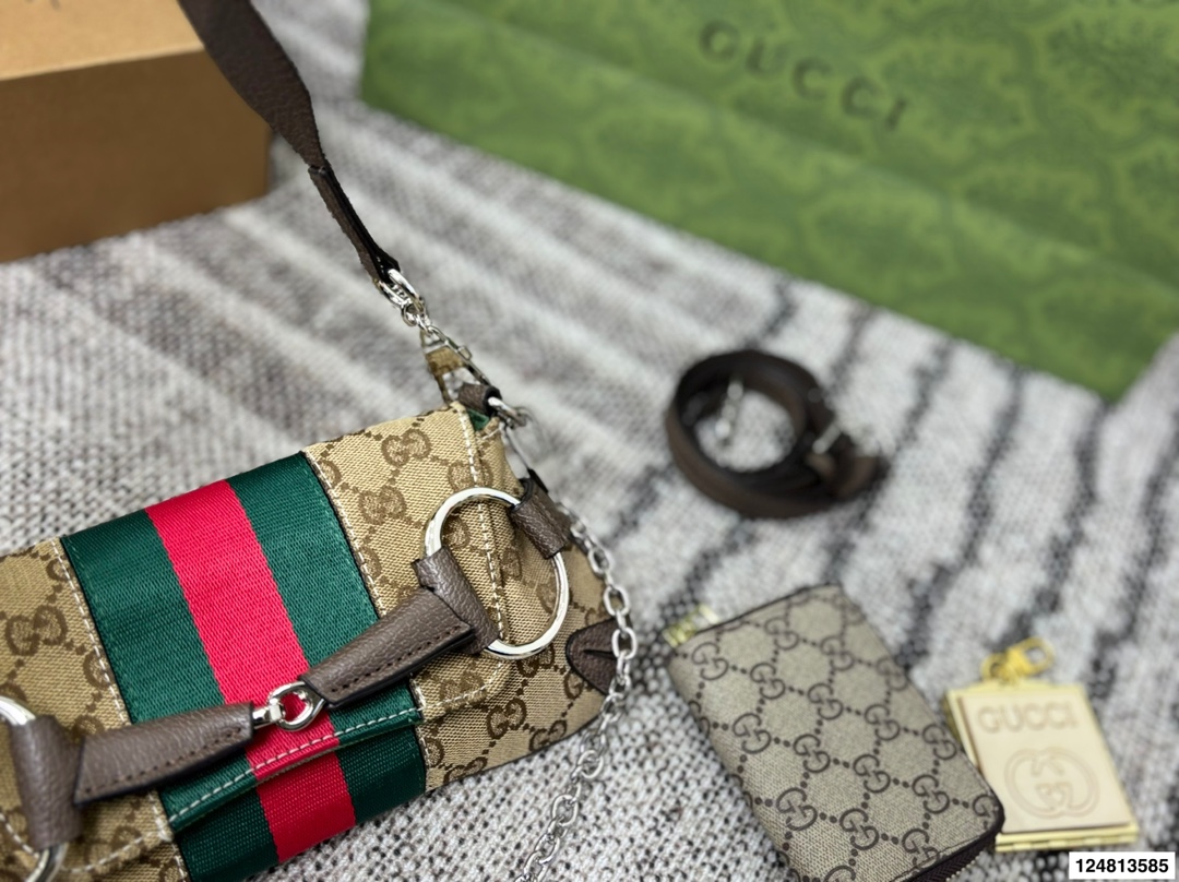 P175折叠盒⚠️尺寸27.13 酷奇GUCCI Horsebit Chain法棍包 经典再现，时尚果然是个轮回 复古的设计加上显眼的马衔扣 是初春到深冬都钟爱的时髦感 多种背法出街，感觉就像在街上走秀！ 恰到好处的优雅！