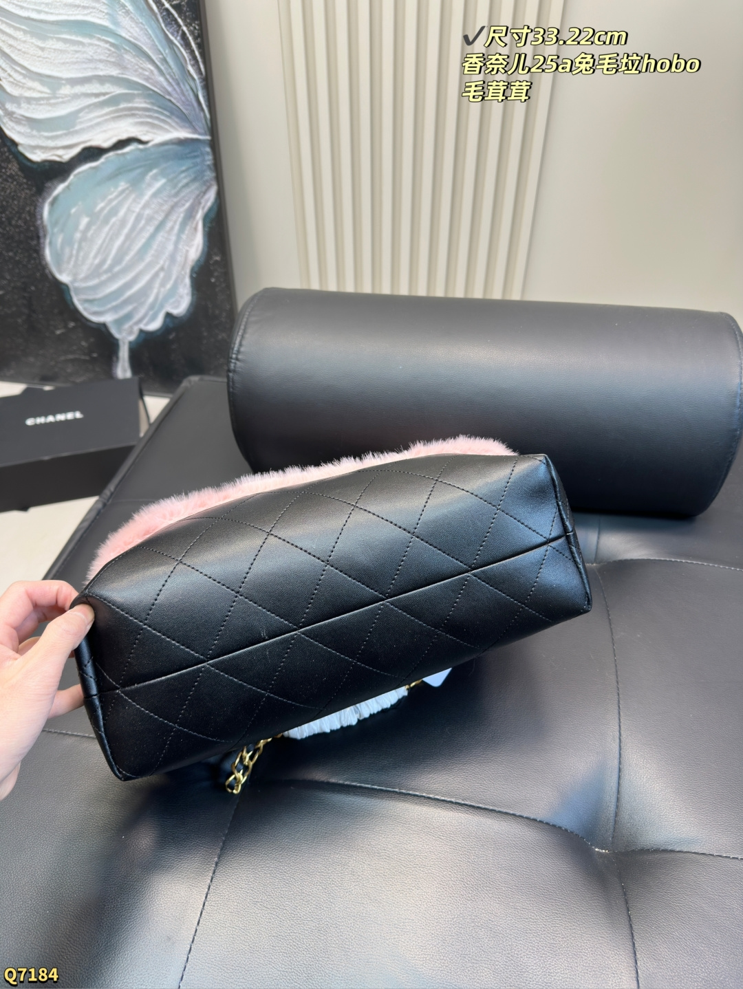 💰200 尺寸33.22cm 香奈儿25a兔毛hobo托特 25A高级手工坊上新 有点东西 早早被预告吸引的一只包包👜 收到实物真的太惊艳了 单肩手提怎么背都好看 而且巨轻！ 这个尺寸150+以上身高都可以背！ 秋冬搭大衣 巨时髦 太适合凹造型了