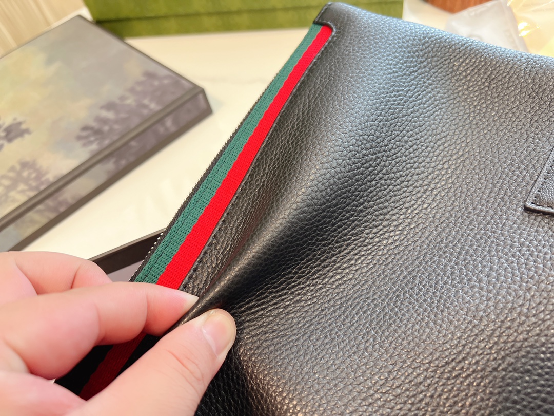 ❤️p150.（礼盒包装）❤️牛皮 gucci 男士经典手包 细节实拍这个应该是古驰男士手拿包里面卖的最好的产品之一了第一是因为外表颜值~整体经典第二是因为大小宽度，非常能装东西 车钥匙、家里钥匙，大串大串地都没问题~日常办公材料啊甚至鼠标也是可以的! 性价比特别高~非常推荐!尺寸28.18