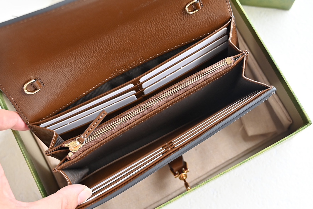 💰328包邮‼️ 😊 GG Jackie1961系列链条包 喜欢小链条包首选是 它可以当钱包，也可以当包包 能放12张卡➕完整的大钞，还可以放手机 钱包款加上链条，一个包钱得两个，划算！ 五金扣和链条，包括它的拉链头和D字扣 全部都是用全钢五金⚠️ 原厂皮➕原厂对色牛仔料 别看它小小一个，伺候着它的都是高级货❗️ Size：19&times;10&times;3.5cm #652681m