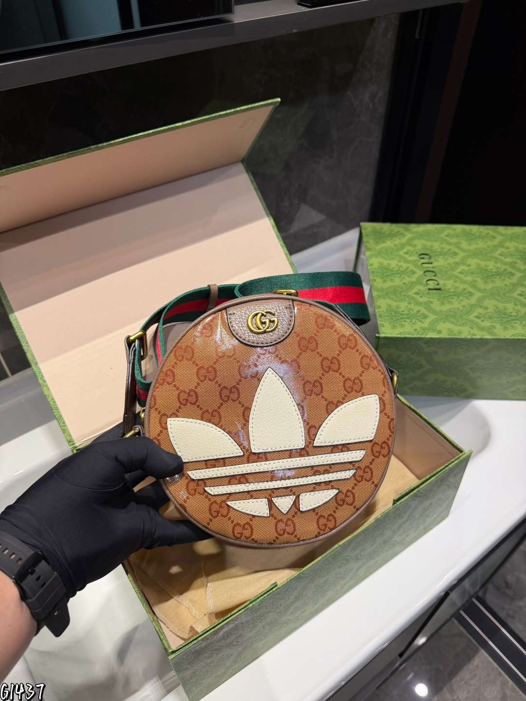 ❤️p130（礼盒包装）❤️ gucc！酷奇 今年圆形包比较多，考虑到容量的话老花家圆饼包是个不错的选择哦，可以说内外兼修啦圆饼包颜值高实用性真的不赖的尺寸20.6.20