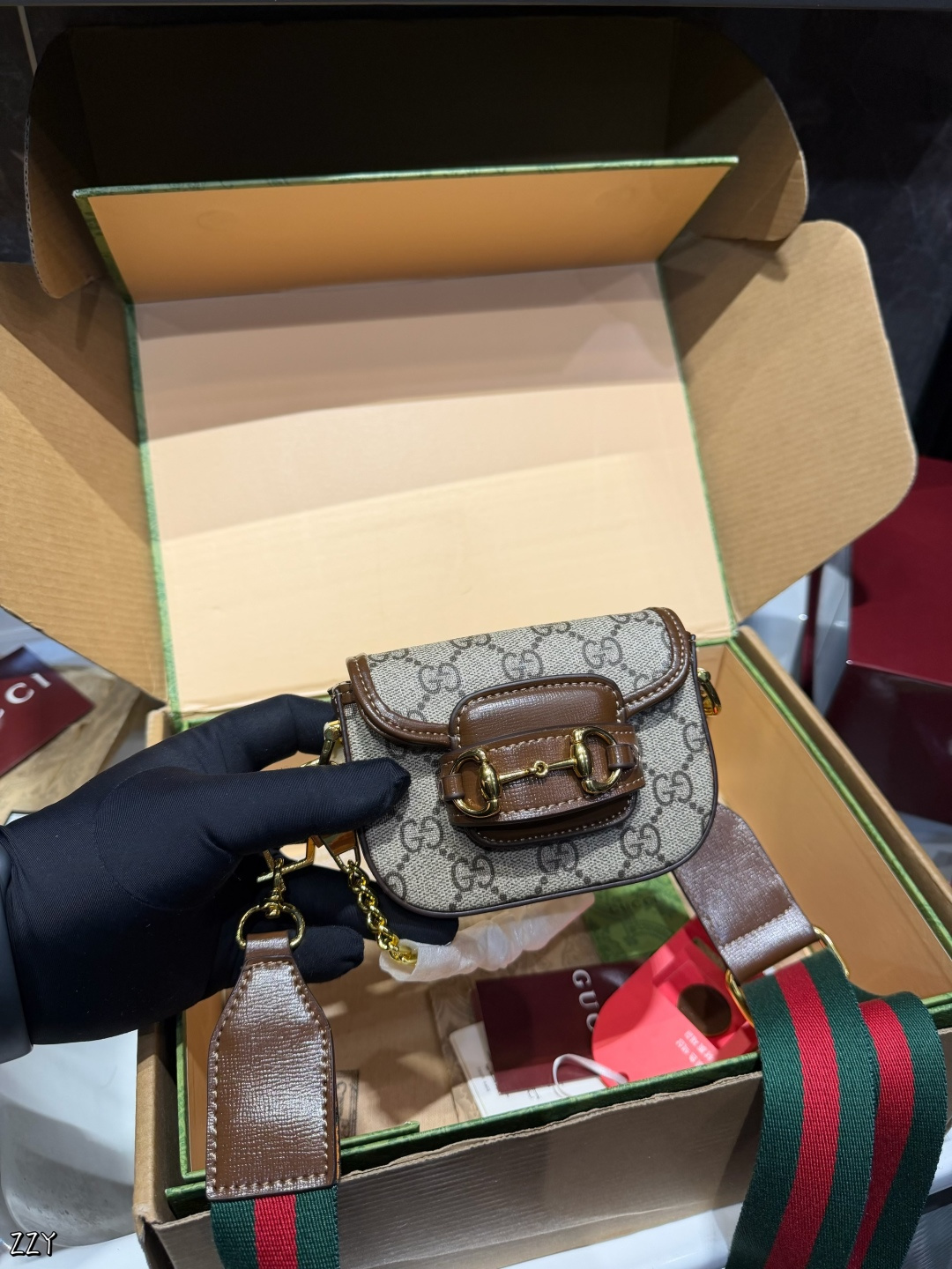 ❤️p125（礼盒包装）❤️ 女明星推荐Gucci horsebit1955超mini马 鞍包这个包有两条肩带，一条链条带.一条经典红绿织带！专柜常青藤稳稳的马衔扣、出一个火一个超mini马鞍包更为无敌友好的Size~最牛B的超贴心设计两条肩带任意搭配！实在太屌了！不后悔系列闭眼剁手买～12*4*9cm