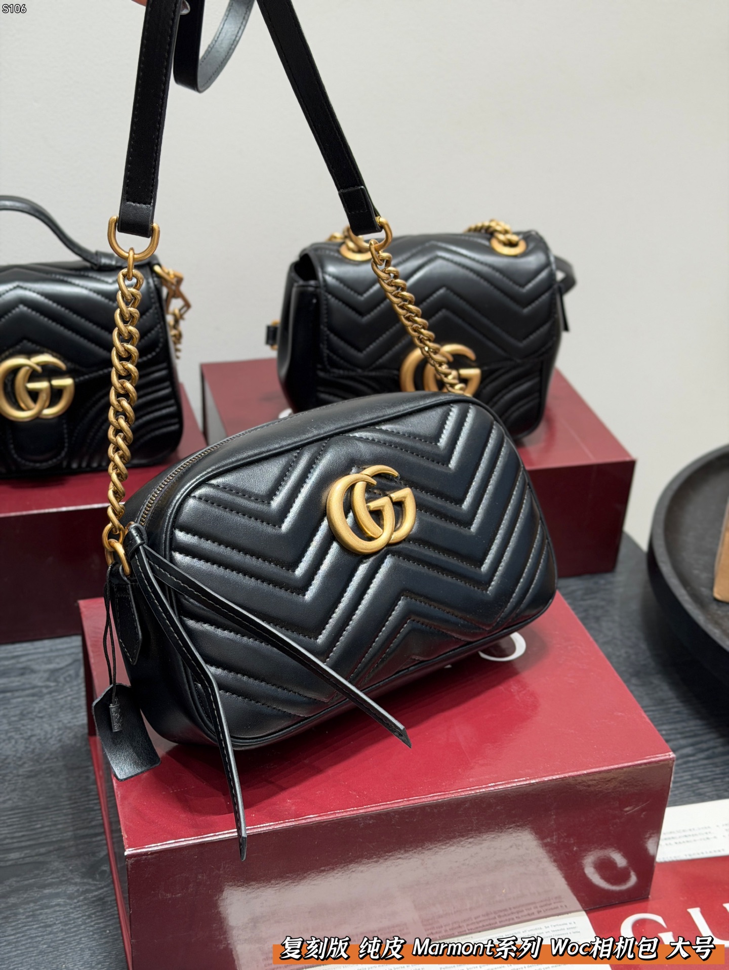 P140 礼盒包装 复刻版 牛皮版本！ Gucci 马蒙Marmont 相机包链条包 配以双G金属配件。 可滑动链条肩带有多种背法， 可在肩背和手提之间自由转换。 采用波浪纹绗缝皮革， 尺寸 大号24cm