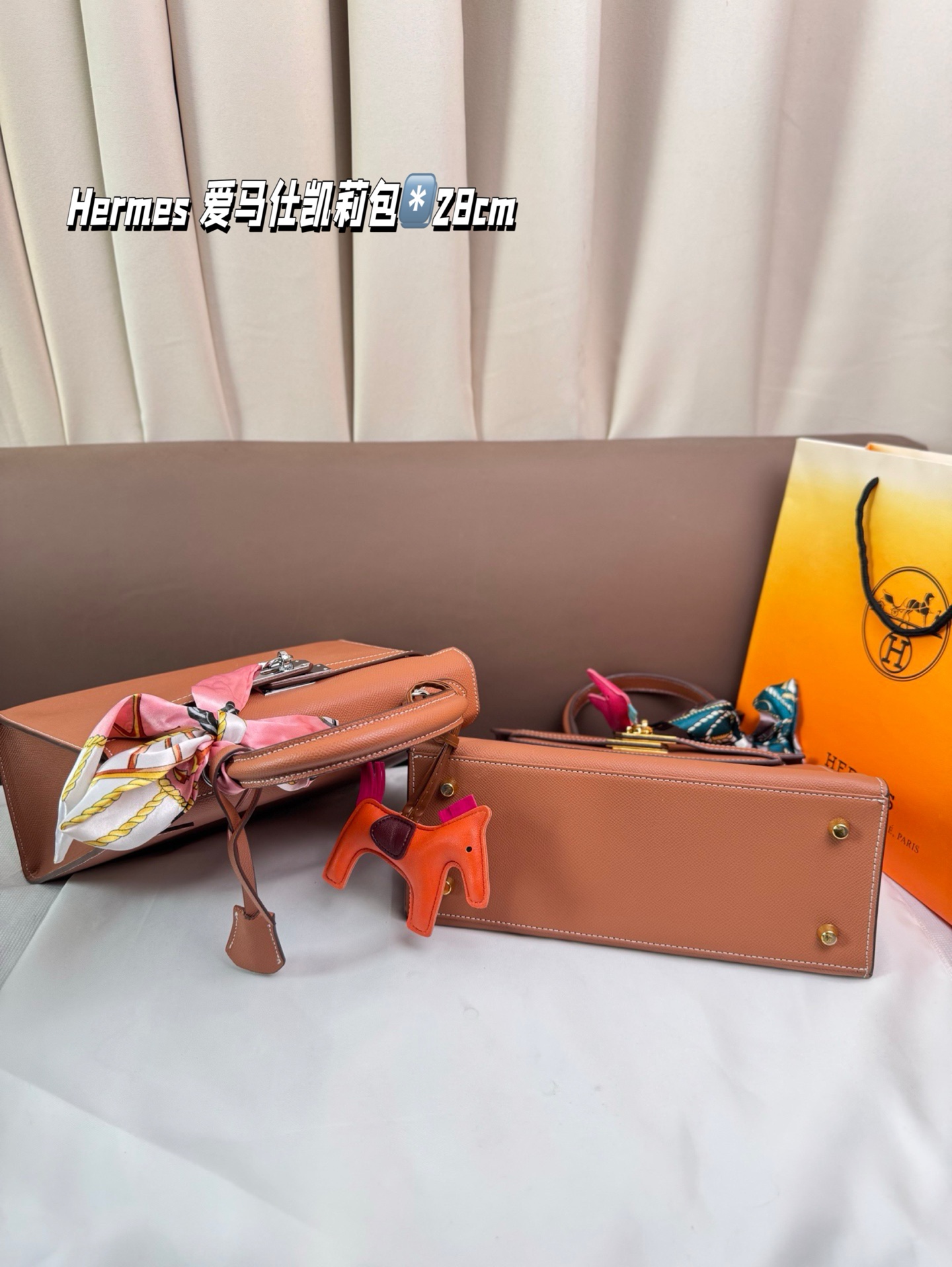 P205 Hermes 爱马仕凯莉包～ H家永恒的经典. 凯莉包好随意搭配，不管怎么穿，随便一背都好看 而且一点都不挑人很显气质 ，原版五金Logo，原版定制超有Feel 这款其实很韩风很chic 夏天搭裙子衬衣真的很nice 尺寸28*22