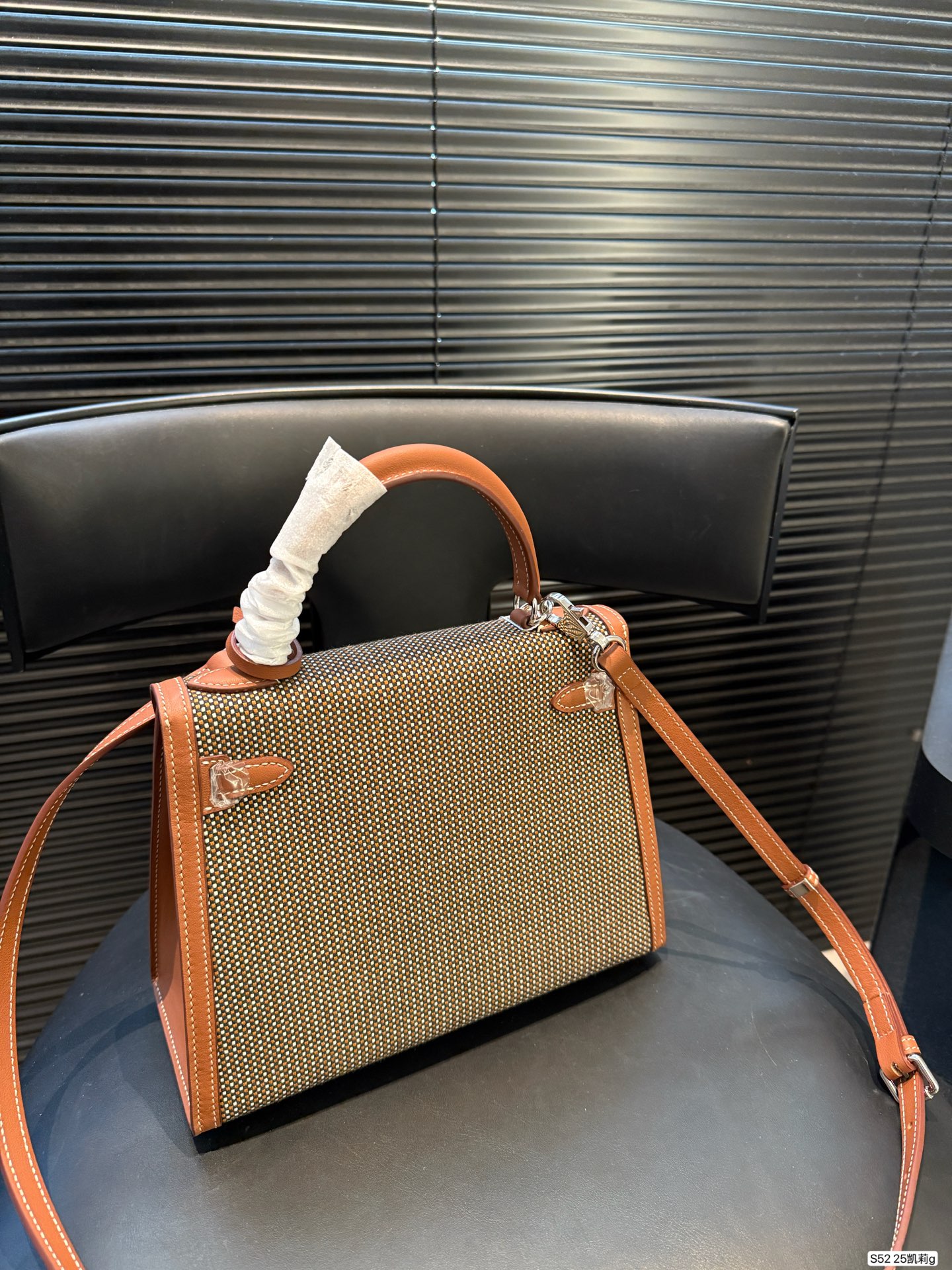 P310 爱马仕 Kelly25凯莉包 采用经典Quadrille+Swift皮革拼接，设计超有辨识度！银色金属扣件，手缝蜡线工艺，细节满分。通勤休闲都很适合，材质更耐脏，日常打理无压力。经典百搭，牛仔、卫衣、风衣都能轻松驾驱，随性又高级，是爱马仕稀有热门款，时髦精必入！尺寸25 18 货号25凯莉