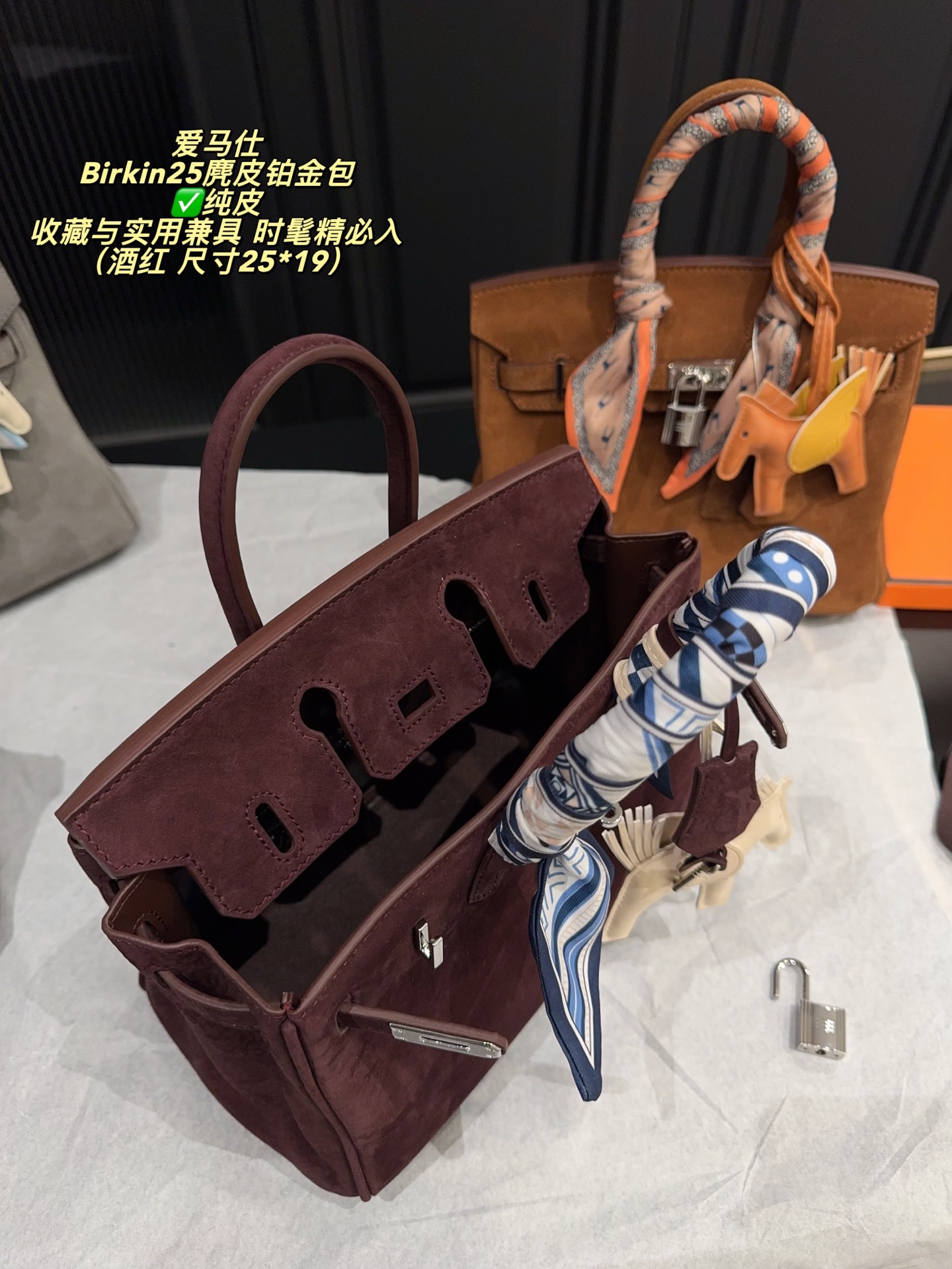 ✅纯皮P335配盒⚠️尺寸25*19 爱马仕 Birkin25麂皮铂金包 触感柔软细腻，秋冬季节超适合！银色金属扣件＋小飞马挂件，精致又有辨识度。25cm尺寸，日常通勤、出行都能轻松装下随身物品。麂皮材质轻盈，搭配丝巾更显高级感，是爱马仕经典系列，收藏与实用兼具，时髦精必入！