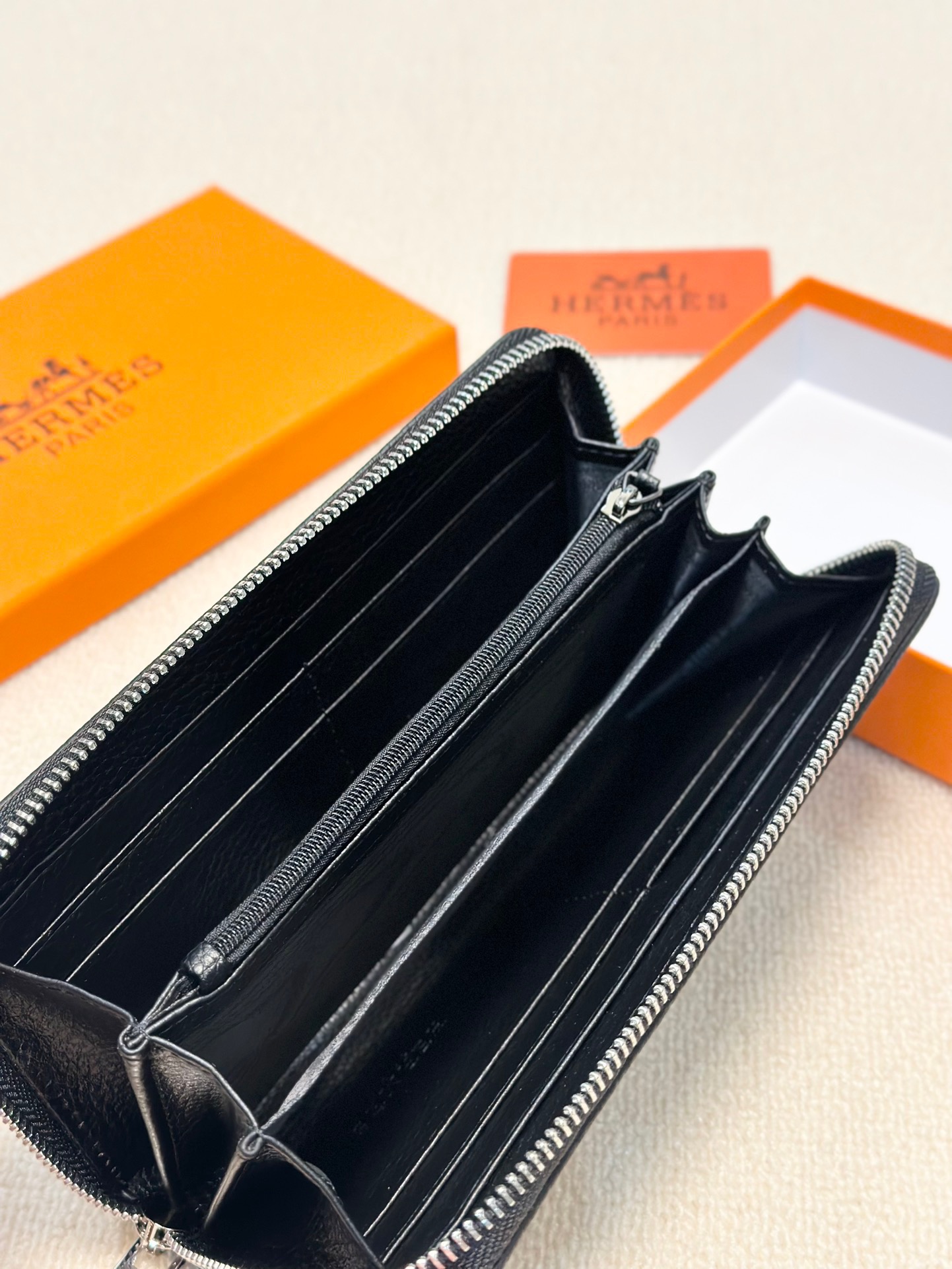 P100🎀🎀颜色 黑🎀尺寸 20x10🎀爱马仕🔥手包👍牛皮压花手感一流内置卡位多隔层大容量男士必备 ❤️