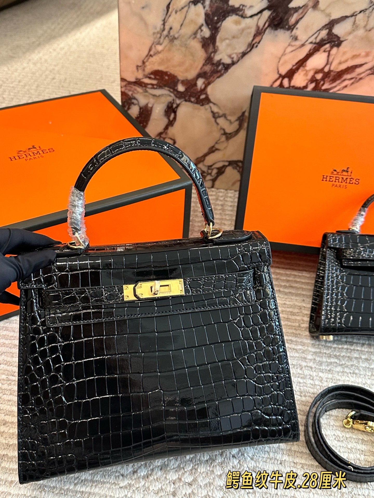 💰280、💰240、💰200 配盒 尺寸：28/25/20cm H家 爱马仕 kelly 真的太太太太好看 ⚠️鳄鱼纹牛皮 经典 必入款！ 包包特别又质感！