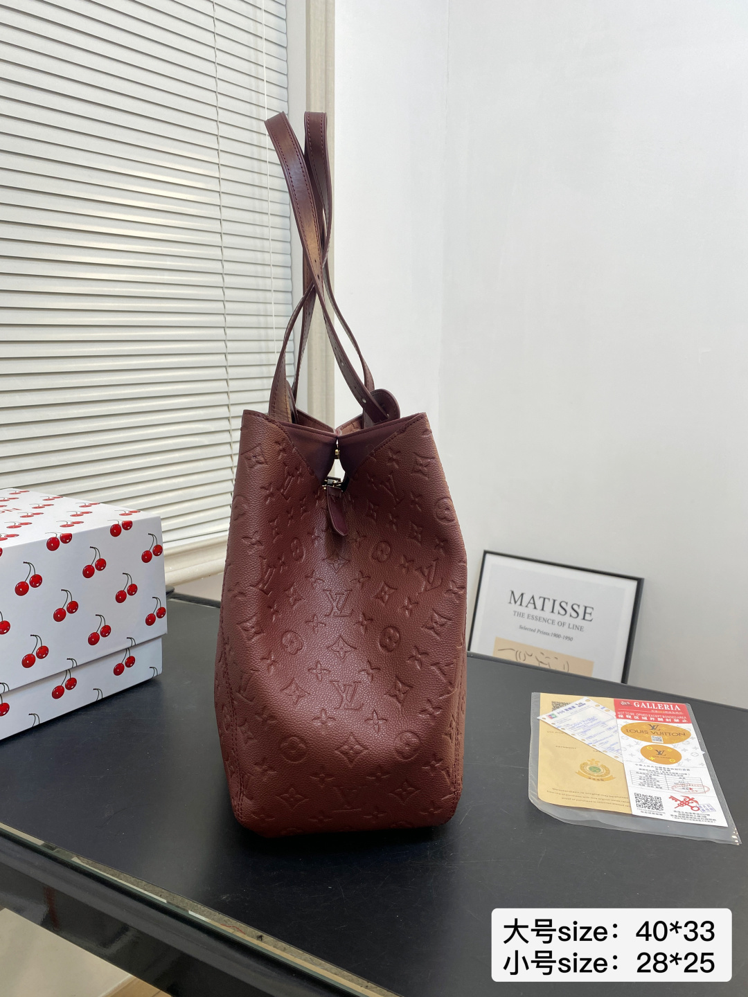 🅿️大号💰215小号💰210 配折叠盒 尺寸40*33/28*25 LV 酒红系列ALL IN ONE 品牌徽标压印 这款包包的造型很优雅，线条流畅， 搭配金色锁头装饰，细节处尽显奢华质感 2200