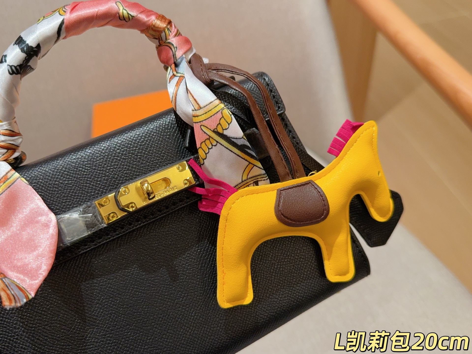 💰125 配送丝巾➕小马挂件 ⚠️配送颜色随机不支持挑选 爱马仕Hermes Kelly凯丽凯莉包 尺寸20cm 礼盒包装🎁