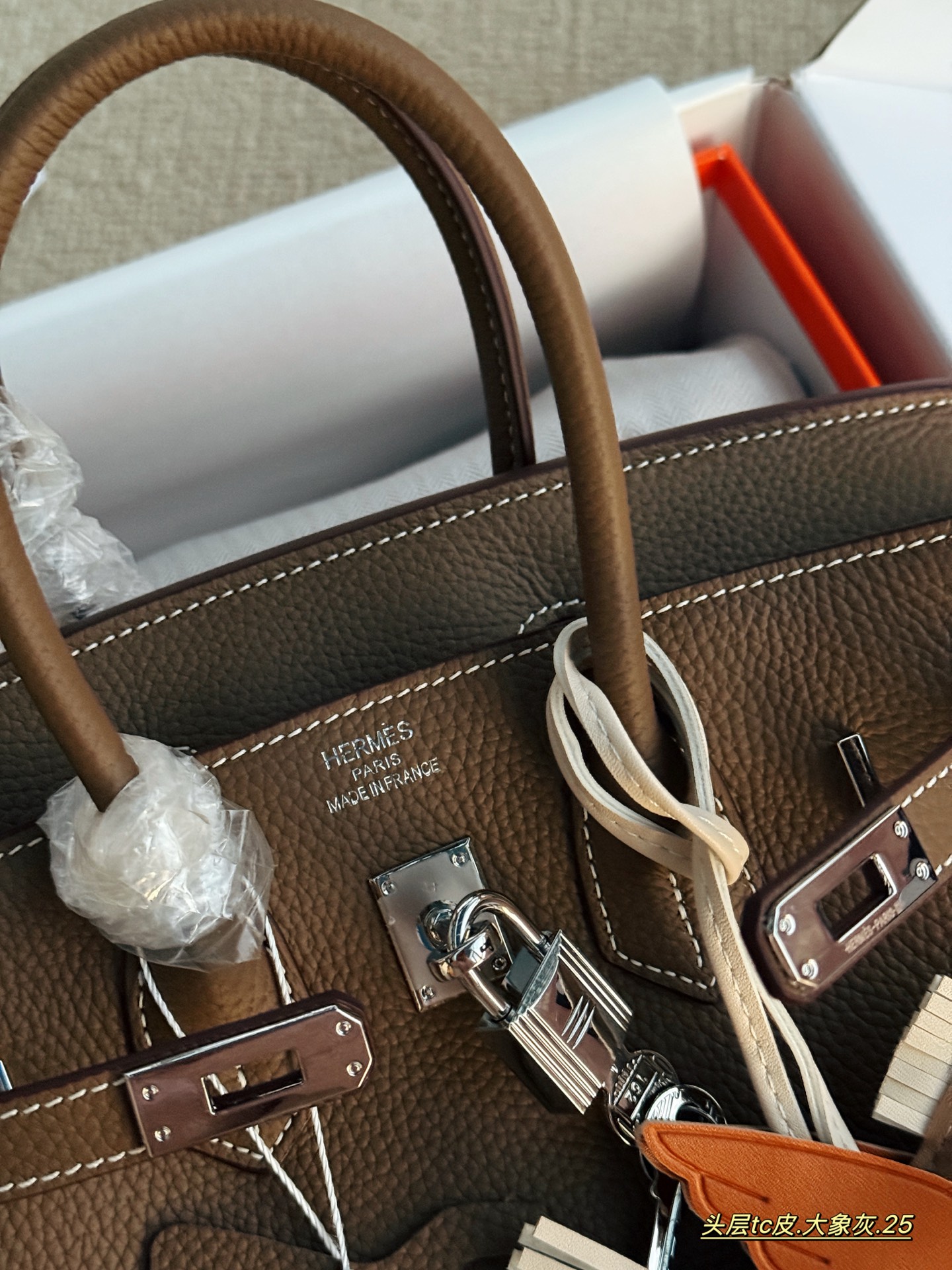 💰245 配全套包装 size：25cm 背铂金包的季节来啦 Bk25 原版品质 ✔️ 爱马仕|Birkin 25 tc牛皮 真的太可了，可咸可甜 超难买的绝美birkin！ 赠送小马 丝巾 小锁头哦！