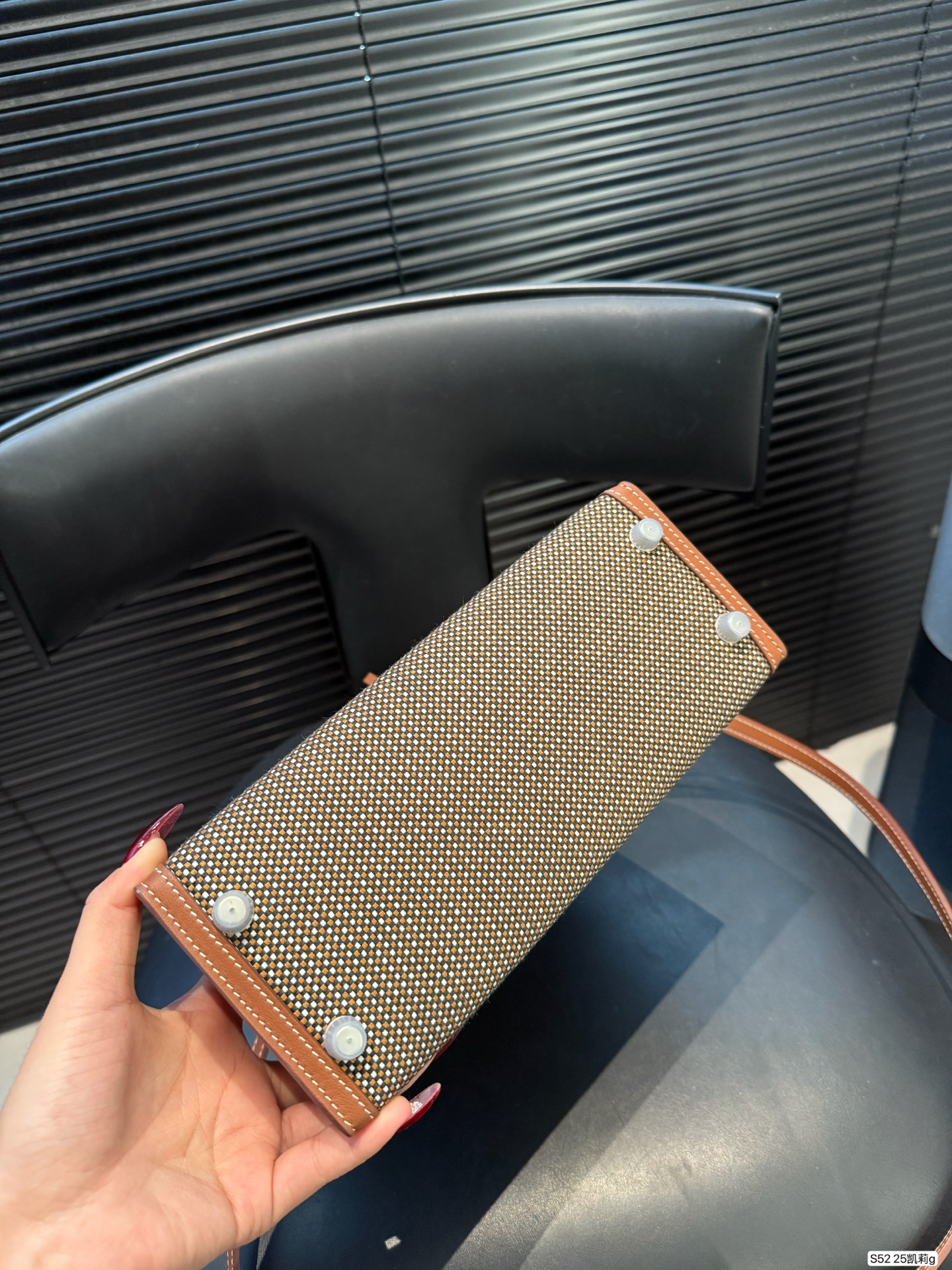 P310 爱马仕 Kelly25凯莉包 采用经典Quadrille+Swift皮革拼接，设计超有辨识度！银色金属扣件，手缝蜡线工艺，细节满分。通勤休闲都很适合，材质更耐脏，日常打理无压力。经典百搭，牛仔、卫衣、风衣都能轻松驾驱，随性又高级，是爱马仕稀有热门款，时髦精必入！尺寸25 18 货号25凯莉