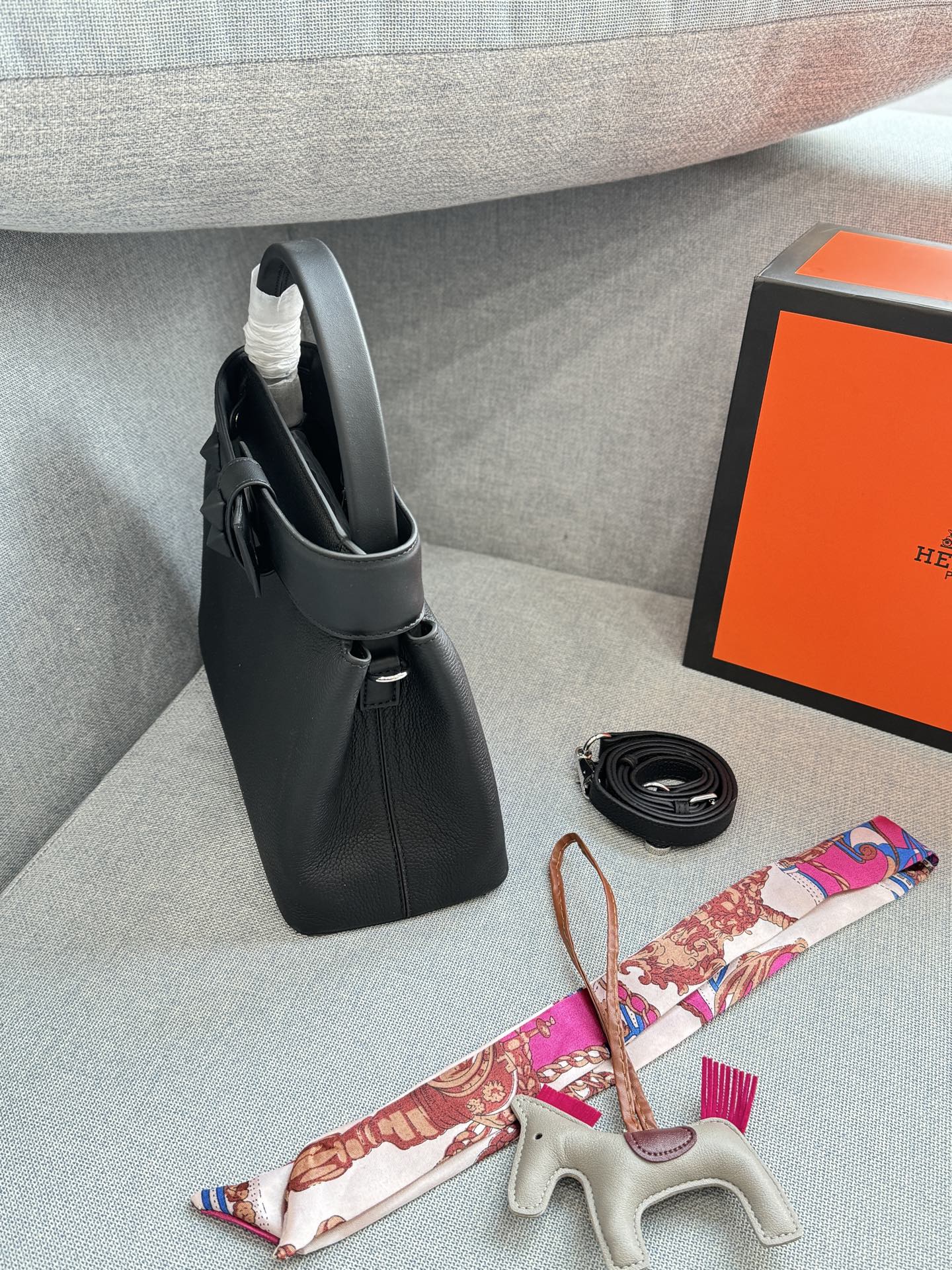 头层牛皮💰285 全套礼盒➕丝巾➕小马 size：27&times;16 HERMES爱马仕 Medor Bag 哑光金属 单肩斜挎包 手提包 像一件艺术品~ 被它的美貌打动 &ldquo;低调的时髦&rdquo;和&ldquo;不费力的型格&rdquo;。不追求繁复的装饰和鲜艳的色彩，通过版型、材质和色彩的统一感来营造高级感与酷帅气质。