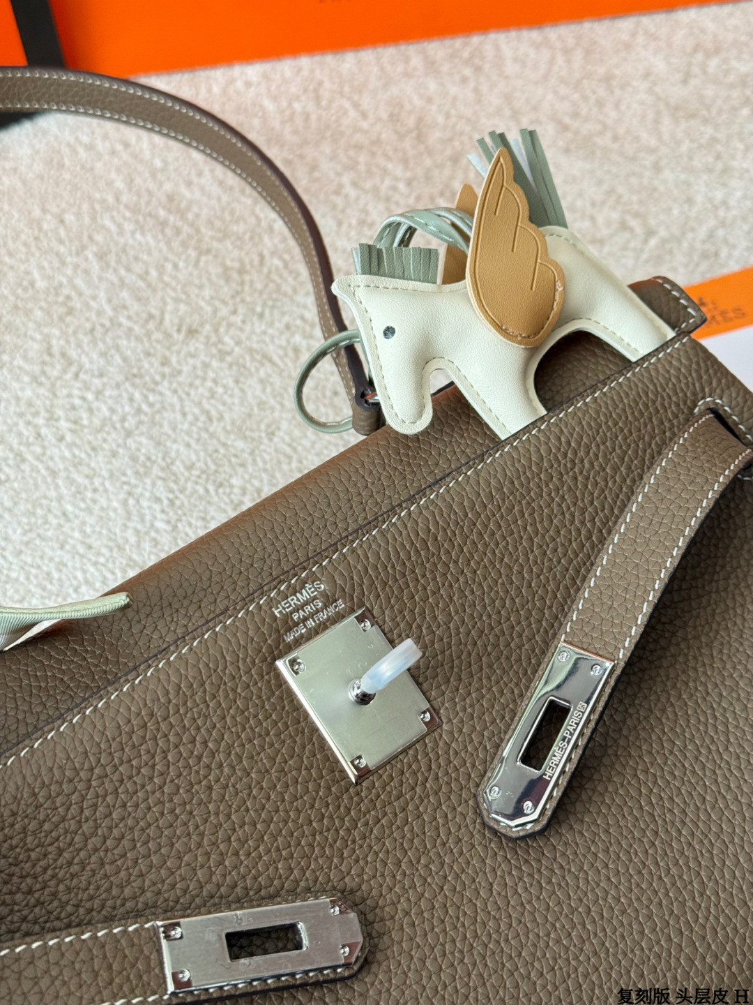 复刻版 头层牛皮 p360 爱马仕 Shoulder Kelly包 出这款爱马仕Shoulder Kelly 手袋，采用柔软Togo荔枝纹牛皮，经典大象灰色，银色金属件超有质感艹。包型是Kelly包的单肩简化版，配有宽肩带，单肩背超方便，解放双手！容量大，线条利落，低调又时髦，通勤日常都很适合～ 尺寸 33 15cm