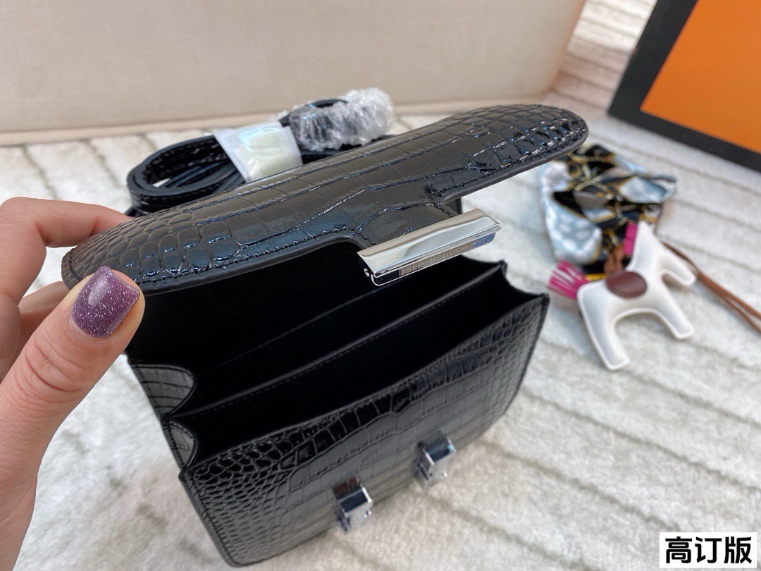 p190 全套包装🎁（高订版） 爱马仕Hermes Constance19黑银亮面鳄鱼纹黑银配色，真的是太经典啦!黑色的沉稳与银色的闪耀完美结合✨这种配色超级百搭 谁能不心动呢！尺寸：19*15(牛皮)
