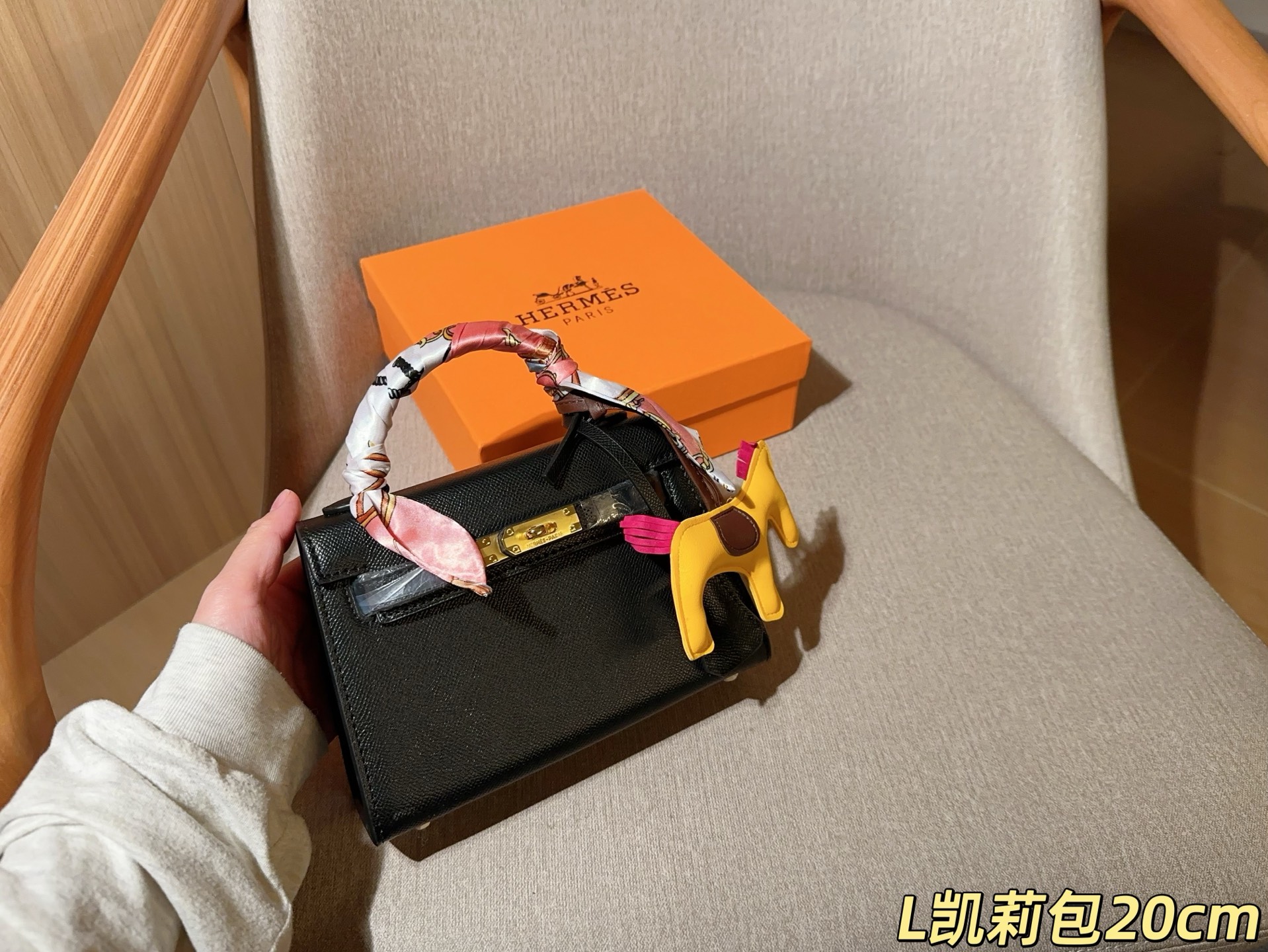 💰125 配送丝巾➕小马挂件 ⚠️配送颜色随机不支持挑选 爱马仕Hermes Kelly凯丽凯莉包 尺寸20cm 礼盒包装🎁