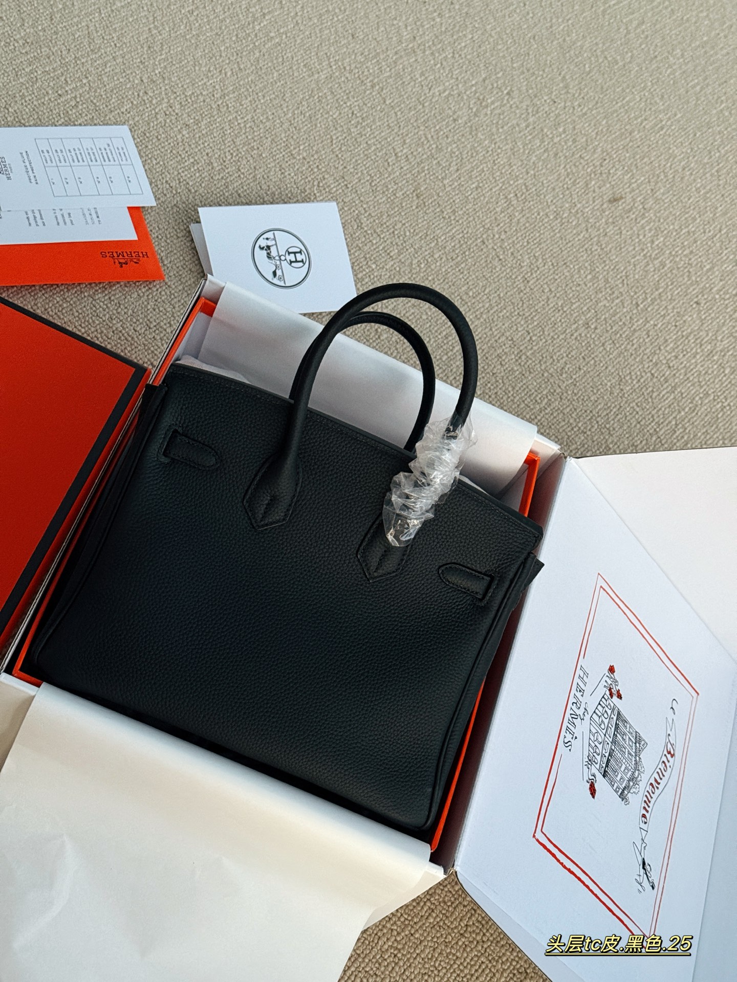 💰245 配全套包装 size：25cm 背铂金包的季节来啦 Bk25 原版品质 ✔️ 爱马仕|Birkin 25 tc牛皮 真的太可了，可咸可甜 超难买的绝美birkin！ 赠送小马 丝巾 小锁头哦！