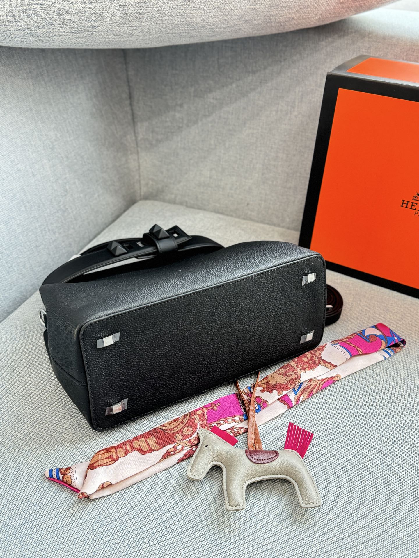 头层牛皮💰285 全套礼盒➕丝巾➕小马 size：27&times;16 HERMES爱马仕 Medor Bag 哑光金属 单肩斜挎包 手提包 像一件艺术品~ 被它的美貌打动 &ldquo;低调的时髦&rdquo;和&ldquo;不费力的型格&rdquo;。不追求繁复的装饰和鲜艳的色彩，通过版型、材质和色彩的统一感来营造高级感与酷帅气质。