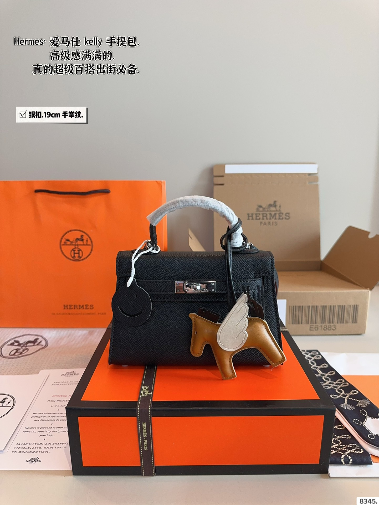 p175配礼盒🎁. 爱马仕 凯莉 kelly 二代 真的太香了 属于日常休闲跟 女人味都可以驾驭的那种 自己搭配了肩带 平时带 娃也可以解放双手 跟朋友下午茶手提更有feel哦 除了随身携带的化妆品 还有再放一个手机尺寸：19*6*12cm