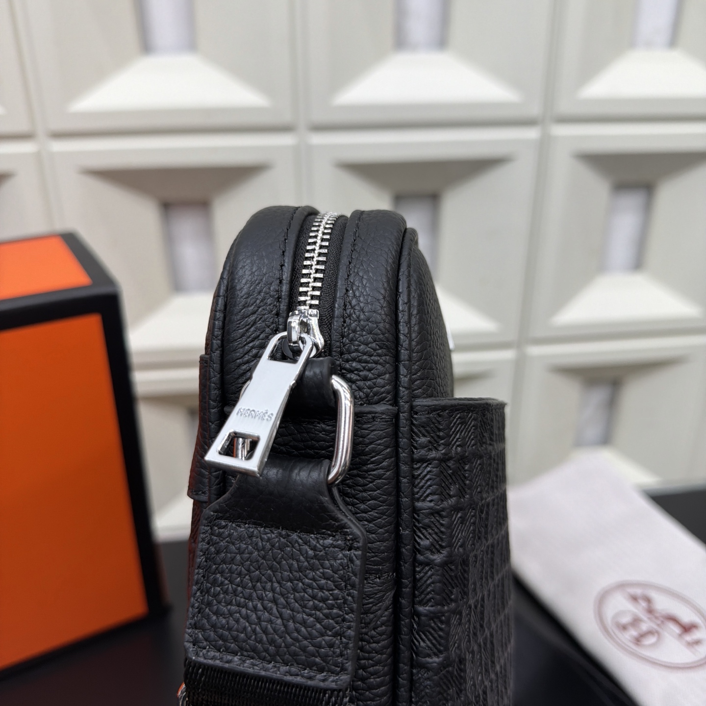 P140 Herm&egrave;s 爱马仕 压花邮差包 头层牛皮男士单肩斜挎包 实物拍摄 原厂原版面料 配送防尘袋 24 x 27cm