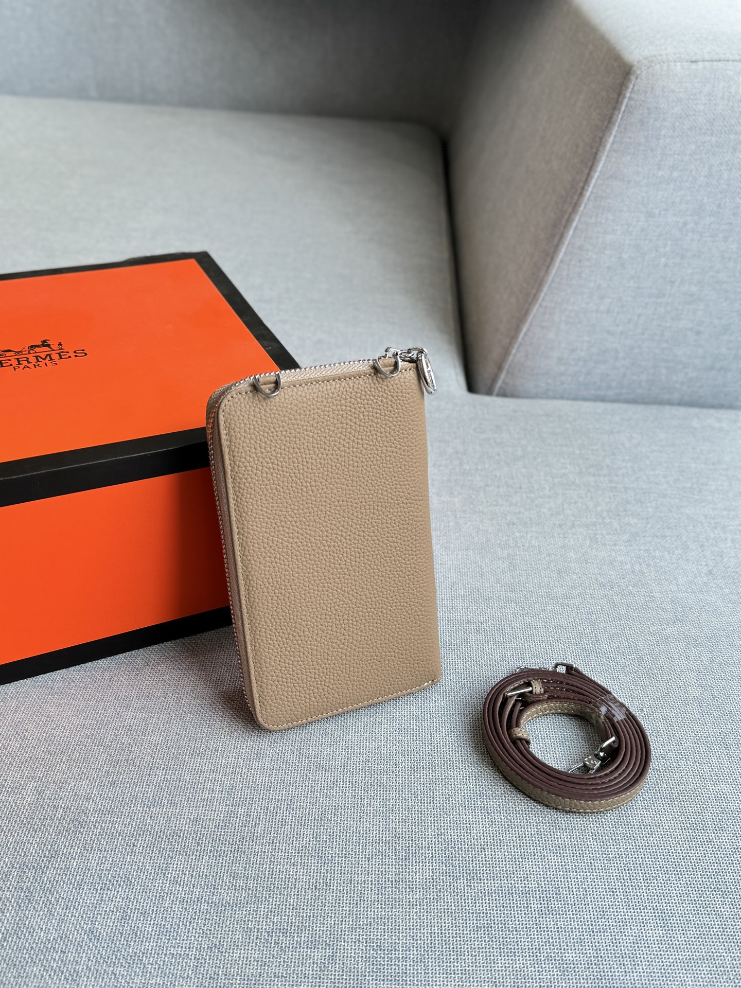 💰135 全套礼盒 size:11×18 HERMES爱马仕 手机包 单肩包 黑色牛皮质感超好,日常通勤、约会都合适。 字母元素设计有点小心机,百搭不挑人。 出门随手一拿往身上 一背,优雅感随之即来!