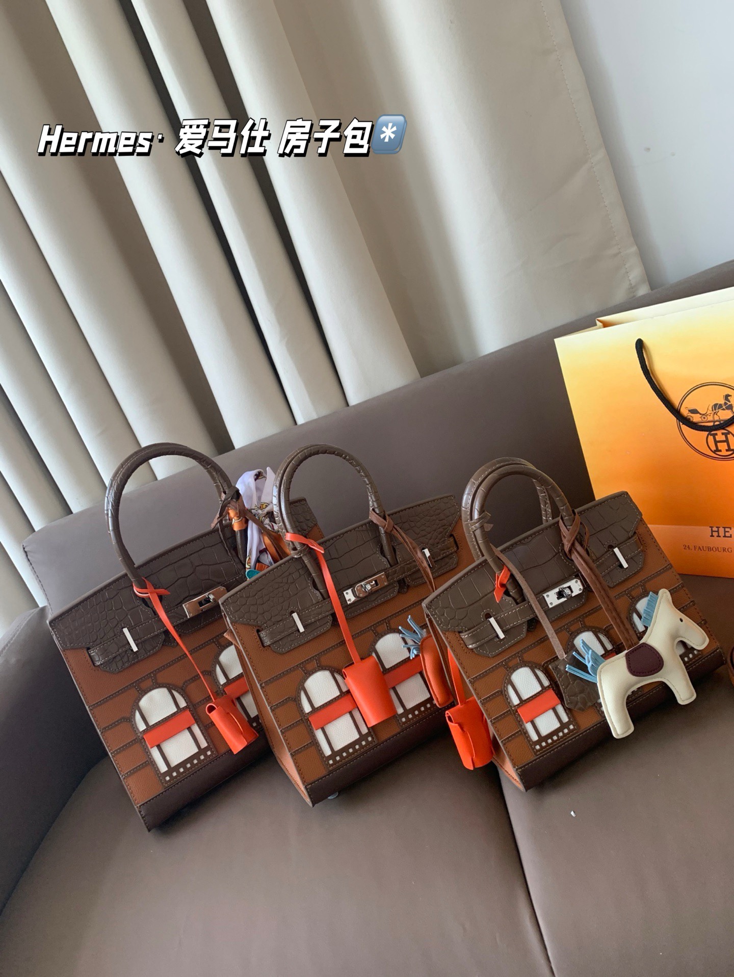 大P300 中P280 小P260 配礼盒🎁. Hermes&middot; 爱马仕 房子包 轻松演绎复古时髦 包型挺阔，简约而不简单不需要过多的装饰，日常搭配西装和T恤，就能将高级感体现的淋漓尽致！尺寸大30*24 中25*21 小20*18