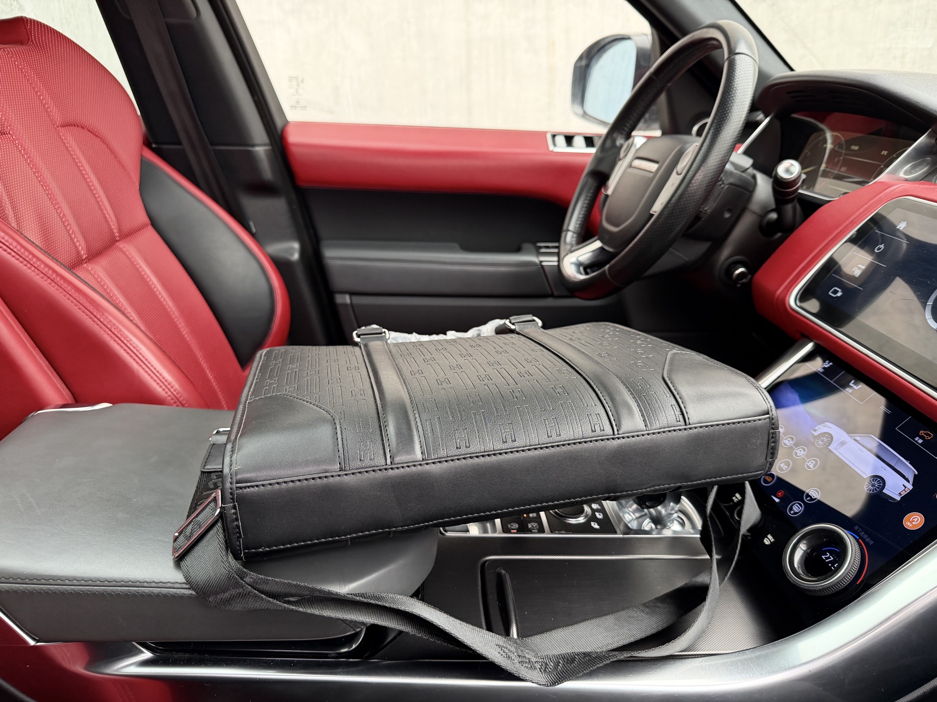 p155 📷高端货‼️ &ldquo; HERMES &rdquo;爱马仕公文包💼 爱马仕男士公文斜挎手提包 顶级进口原厂面料🐂高清五金logo标志、专用里内里。电脑隔层，拉链暗袋。顺滑拉链、油边超平滑、可单肩斜挎背！做工精致每个细节到位！职业男人必备款。规格：36x29.5x6.5cm