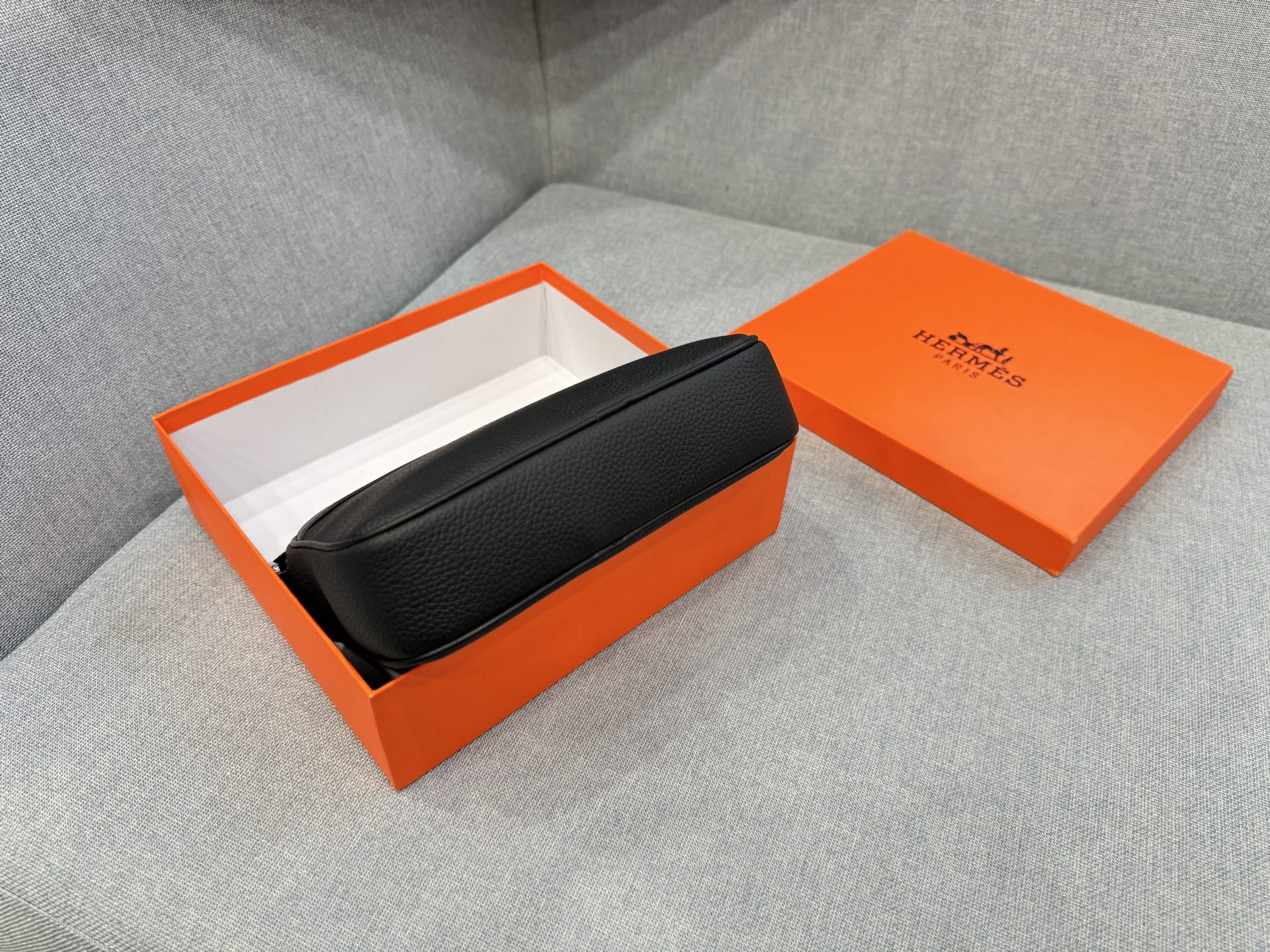 💰145 天地盖 size：24&times;17 HERMES爱马仕 相机包 单肩包 斜挎包 相机包简直是宝藏单品🎁！容量超可，手机、粉饼、钥匙啥的轻松装下，实用性💯。背法还超多，单肩、斜挎、手提随意切换。特别是斜挎，时髦又利落，配牛仔裤 T 恤休闲，搭连衣裙优雅，怎么搭都好看，出街回头率爆表👀