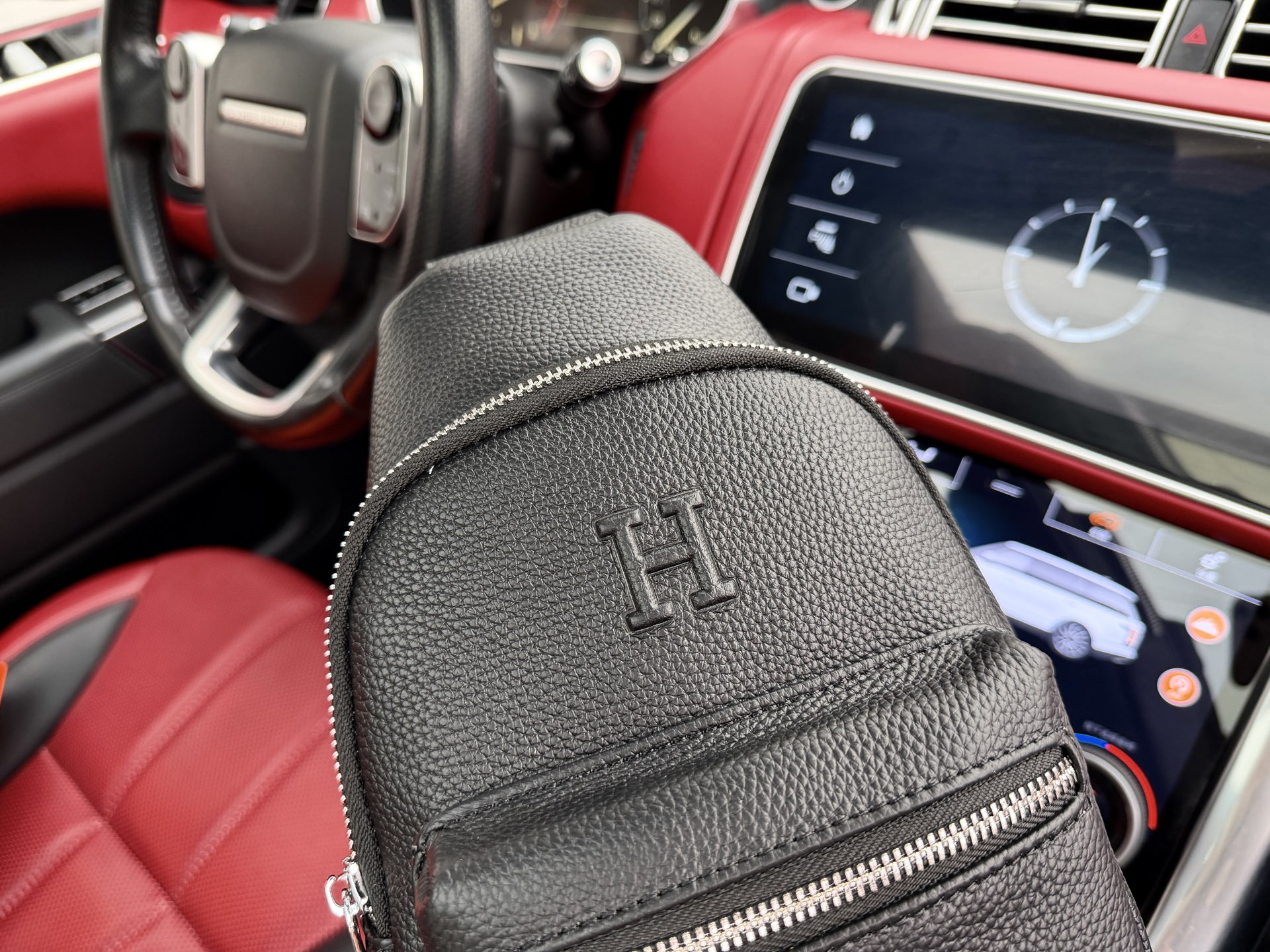 p125 📷高端货‼️ 新款 “ HERMES ”爱马仕胸包💼 爱马仕单肩包斜挎包 印花图案 皮革 单肩胸包斜挎包 男款 黑色 智能肩带设计,适合左肩或右肩背携。改善背携舒适度的造型设计;双拉链开合设计,确保贵重物品安放无虞 高清五金logo标志、专用里内里。顺滑拉链、油边平滑、做工精致每个细节到位!W潮男必备款 规格:18x37x5cm。配折叠礼盒🎁