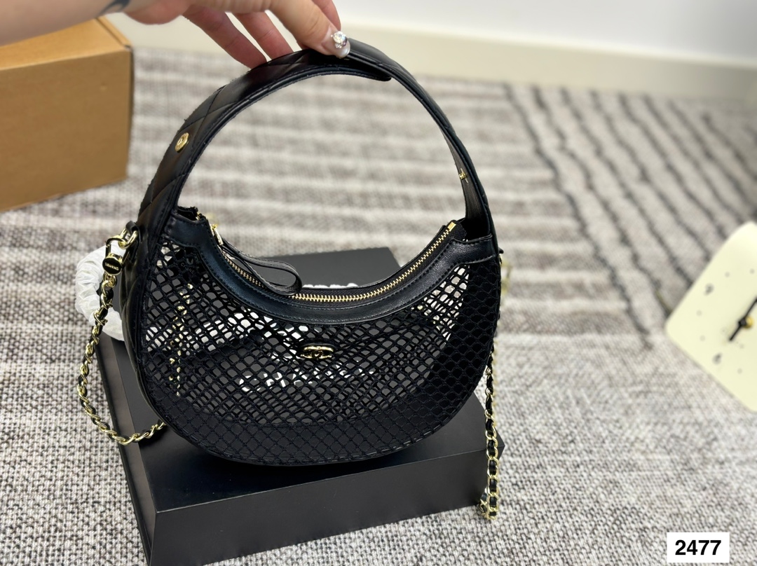 P125 配折叠盒子 CHANEL25s 香奈儿镂空网纱月亮包火爆全场的一款夏季新款 之前看秀就觉得很可爱的网兜包果然没有翻车 超级可爱 尺寸：24 13