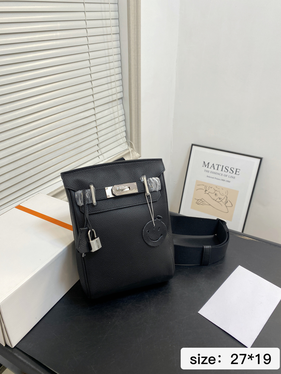 🅿️💰265 无盒 尺寸27*19 爱马仕单肩包很酷的男包来喽看起来十分时尚且年轻 斜挎也不显大当收纳空间真心不错，拿取东西时十分方便当肩带可以自由调节长度，任何身高都没问题 6779