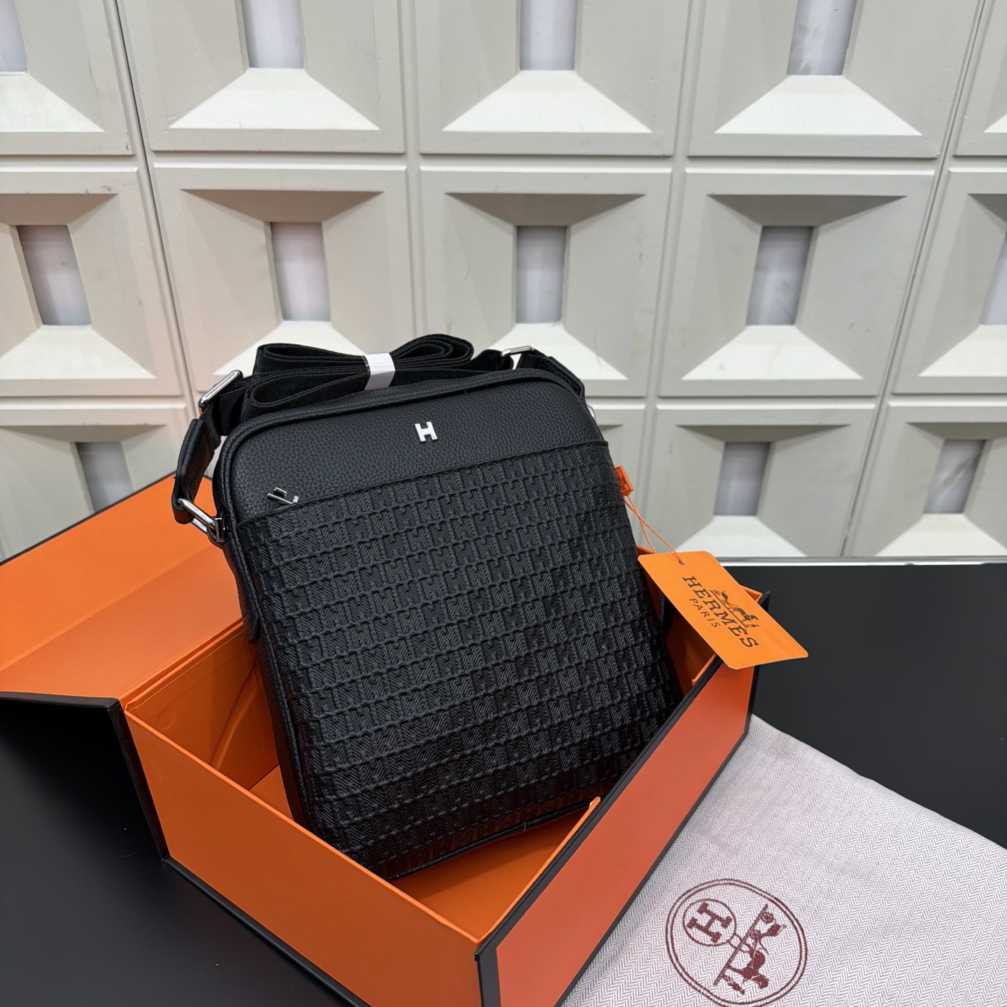 P140 Herm&egrave;s 爱马仕 压花邮差包 头层牛皮男士单肩斜挎包 实物拍摄 原厂原版面料 配送防尘袋 24 x 27cm