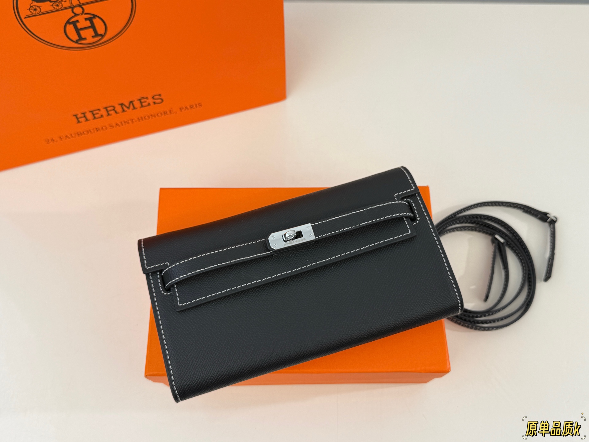 （配礼盒⚠️）p160 爱马仕 woc单肩包.也能这么温油woc Ado woc Ado 在Kelly包的基础上，增加了一条长肩带.Ado其实是复刻96年爱马仕推出的双肩包，整体设计 还是蛮可爱的，温温柔柔的带点学院风，风格比较年 轻。Kylie Jenner的女儿 Stormi就有一只 Ado， 小女生背起来也毫无违和感！超级实用 尺寸：21*3*13cm