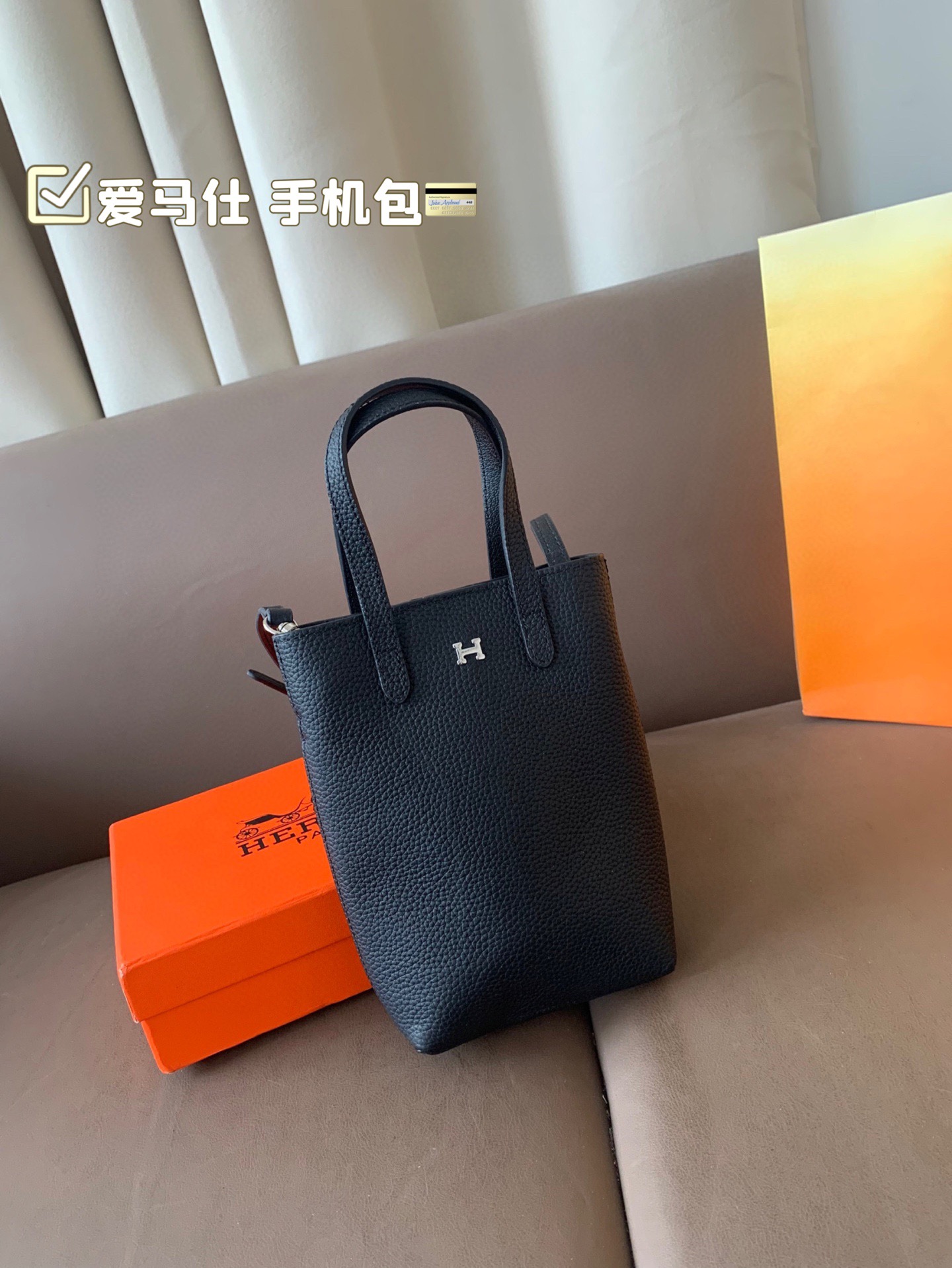 P105（牛皮） 爱马仕 手机包 无论男女都非常好背 大小适中，手机、车钥匙、等等都可以轻松放尺寸11*18 配盒