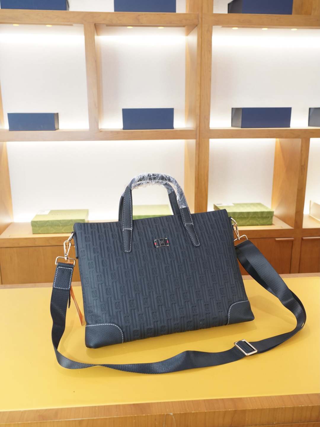 P155 🇫🇷 Hermes 爱马仕 官网同步 高版本 手提斜挎背包 永恒不过时的标志性产品 纯原单小牛皮 顶级五金制作 非市面普通版本 贸易公司订单货 今年最爱的款式 全部实拍 实用性非常高 完全不用担心穿搭【规格：38x28x5】