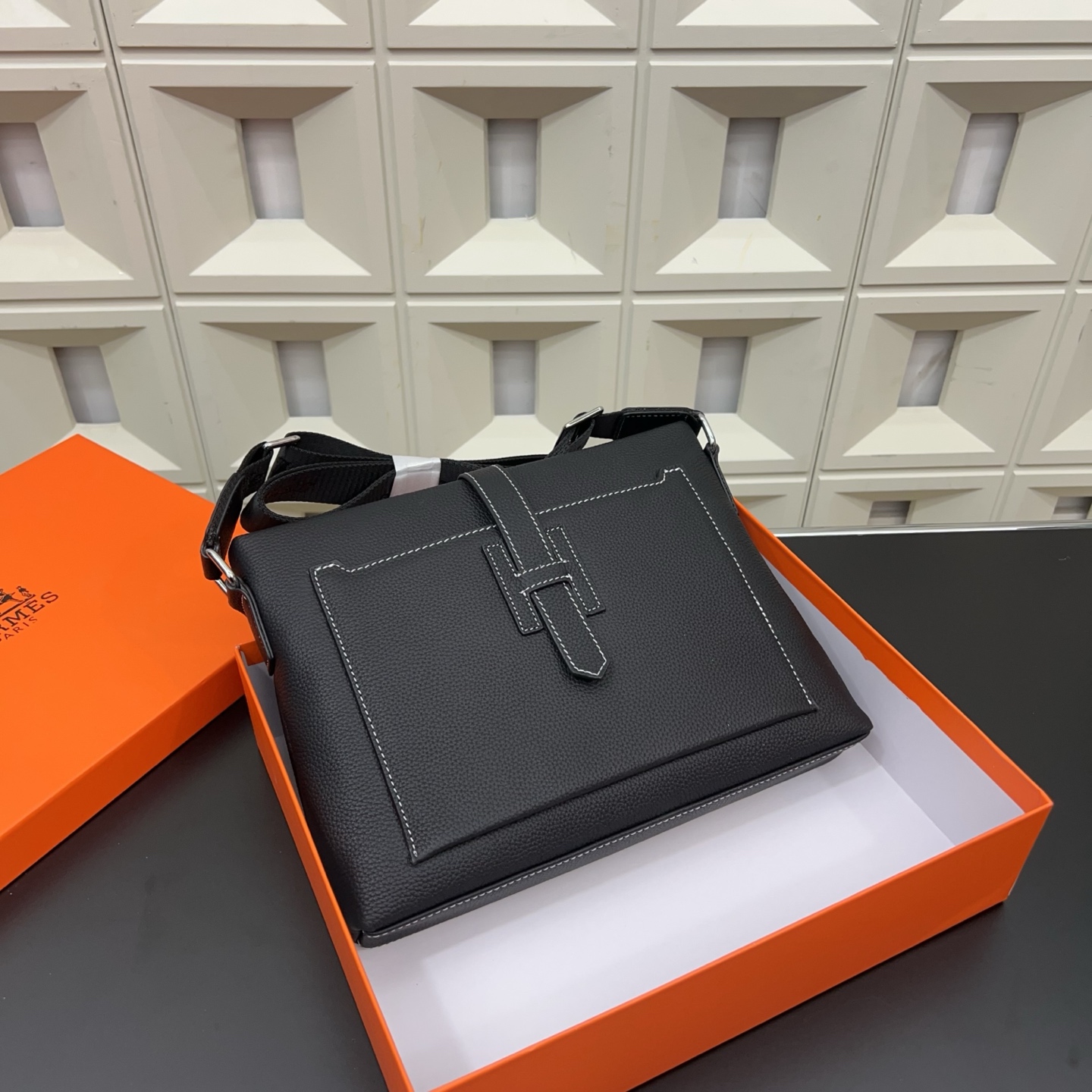 P230 Herm&egrave;s 爱马仕 邮差包 头层牛皮男士单肩斜挎包 实物拍摄 原厂原版面料 配送防尘袋 32 x 28cm